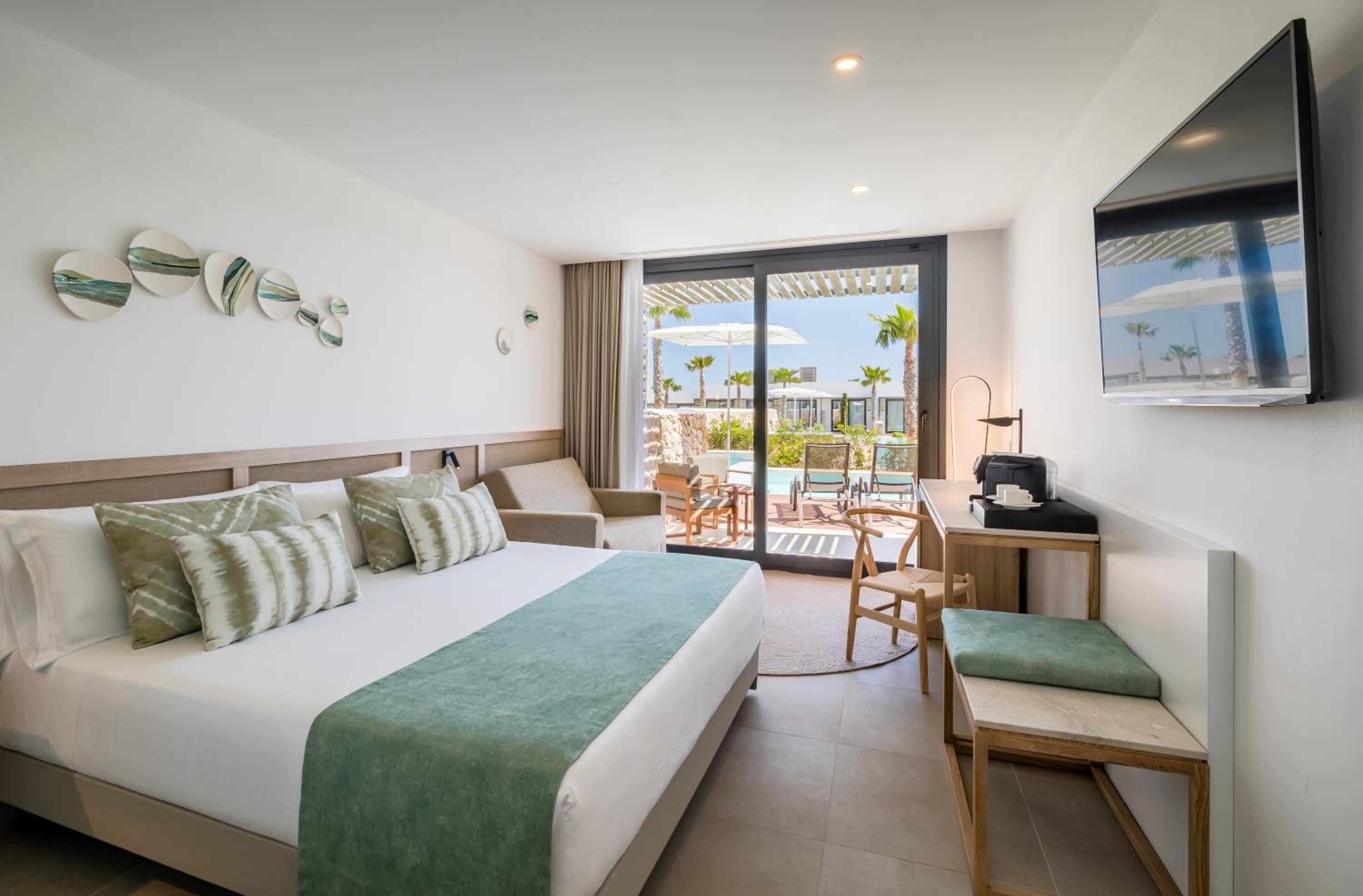 Junior Suite with Semi-Private Pool - Photo 1