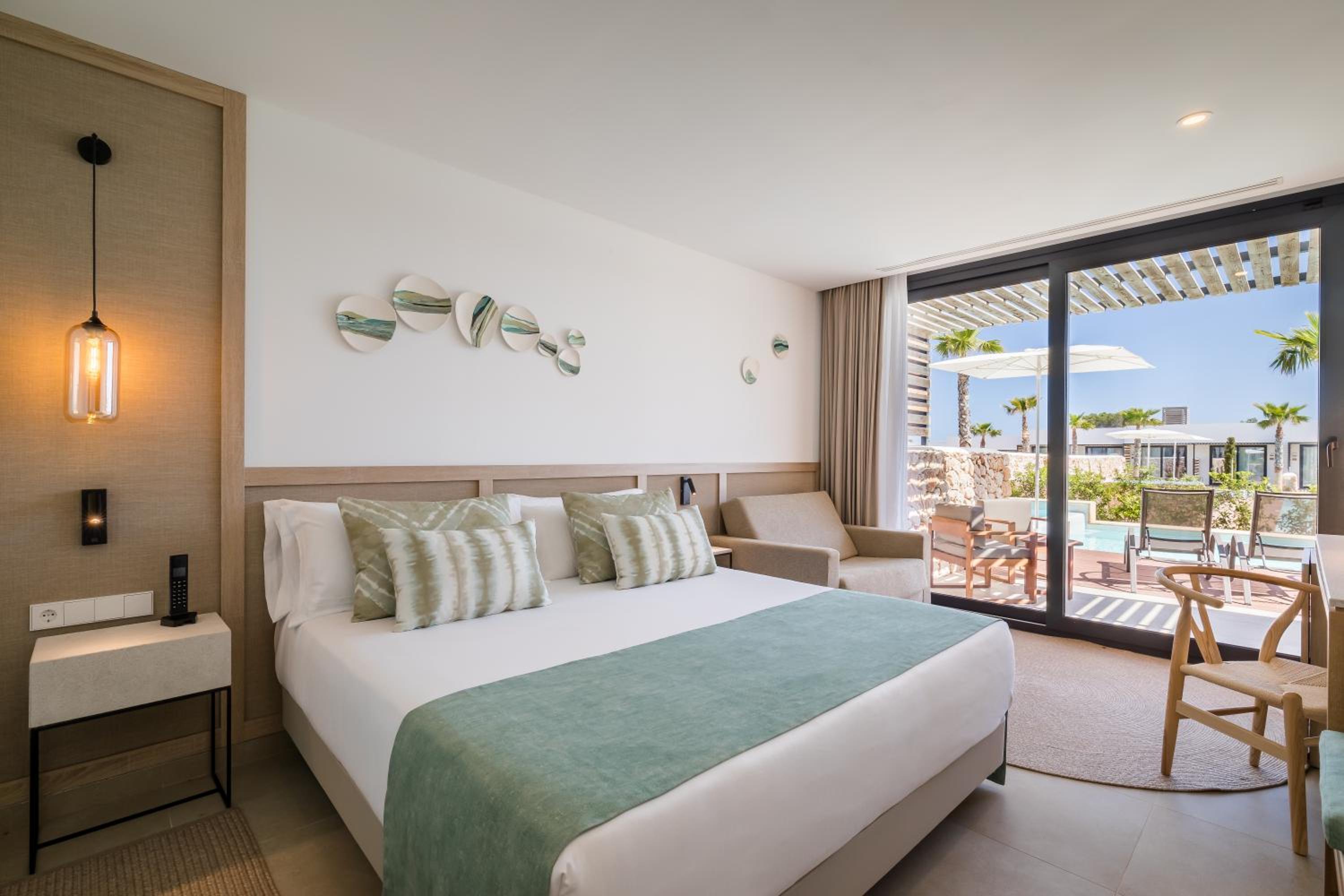 Junior Suite with Semi-Private Pool - Photo 9