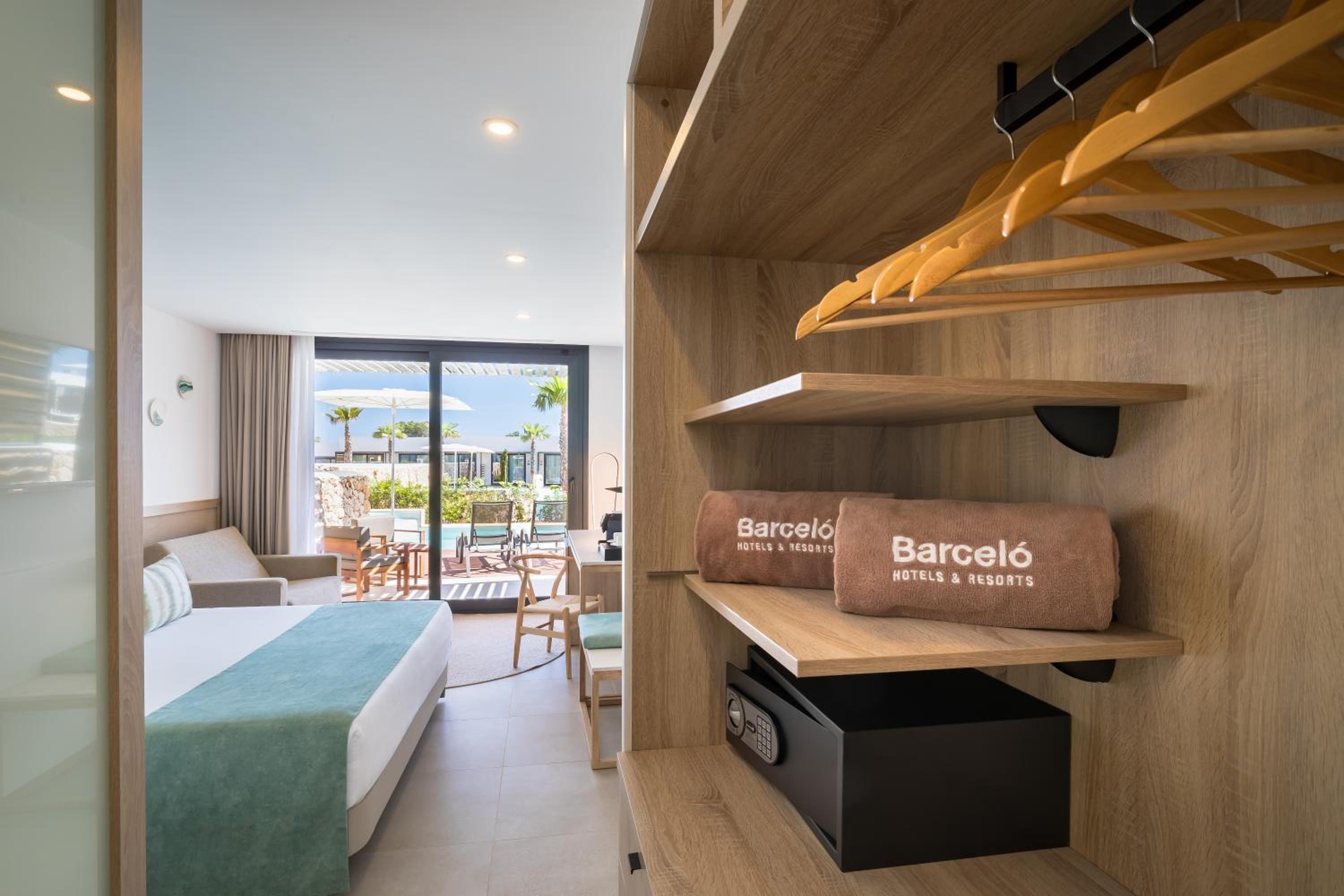 Junior Suite with Semi-Private Pool - Photo 5
