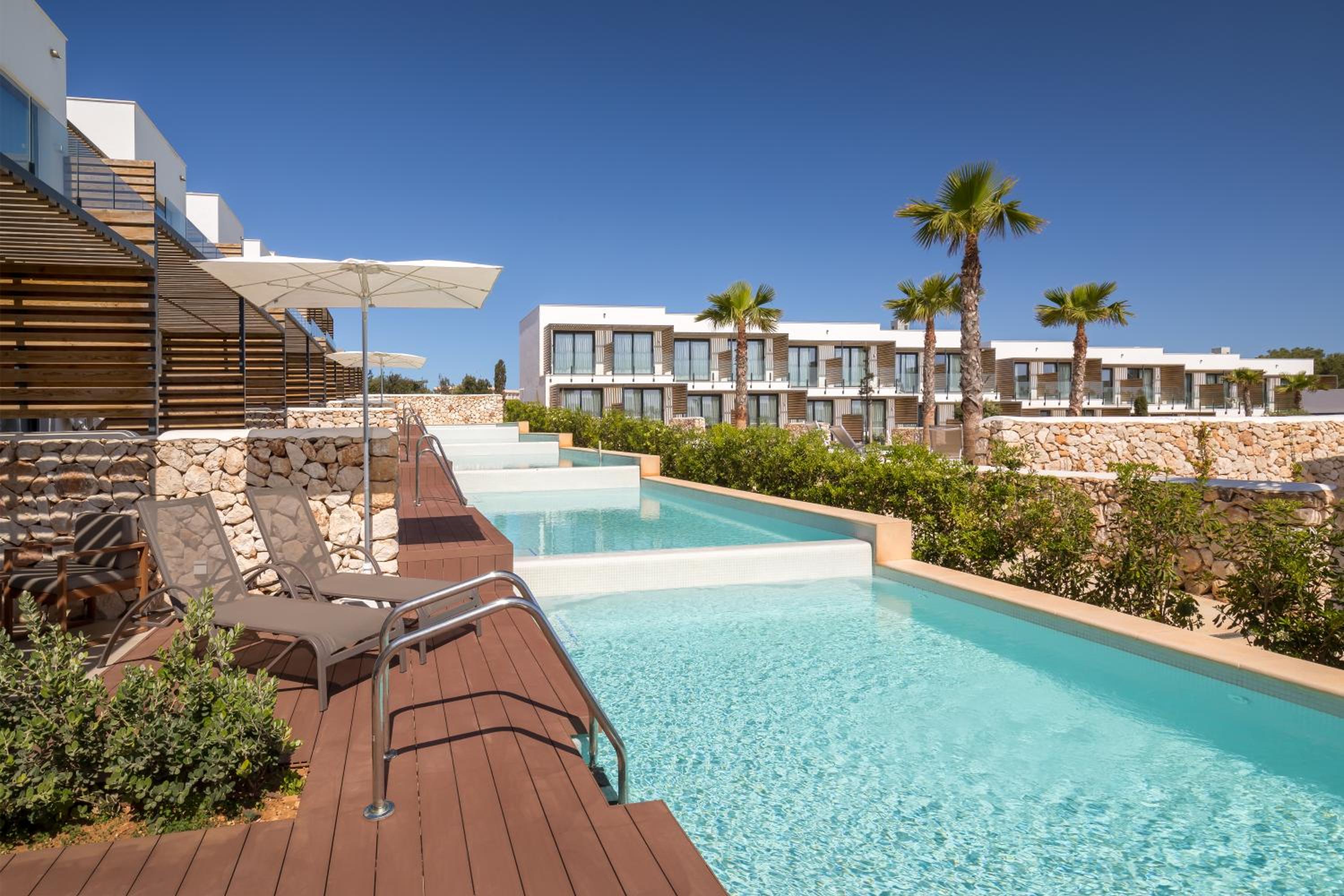 Junior Suite with Semi-Private Pool - Photo 2