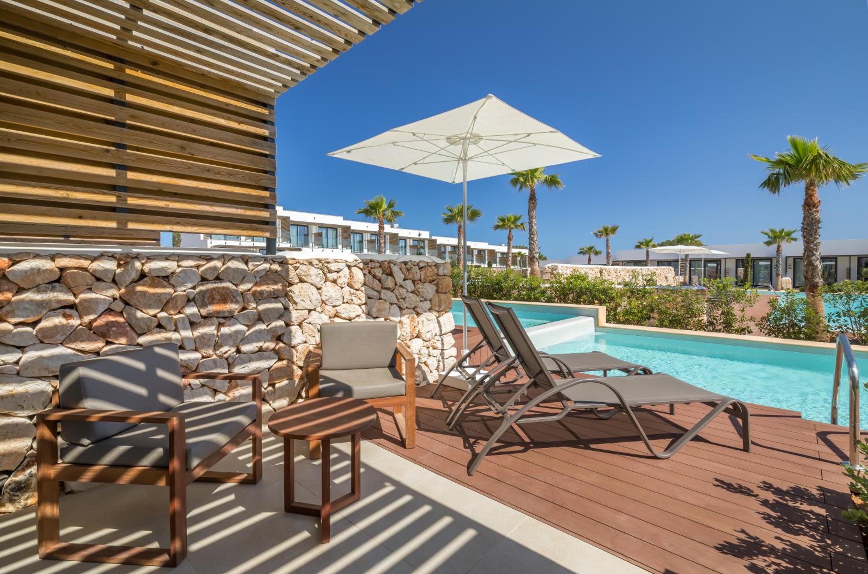 Junior Suite with Semi-Private Pool - Photo 8