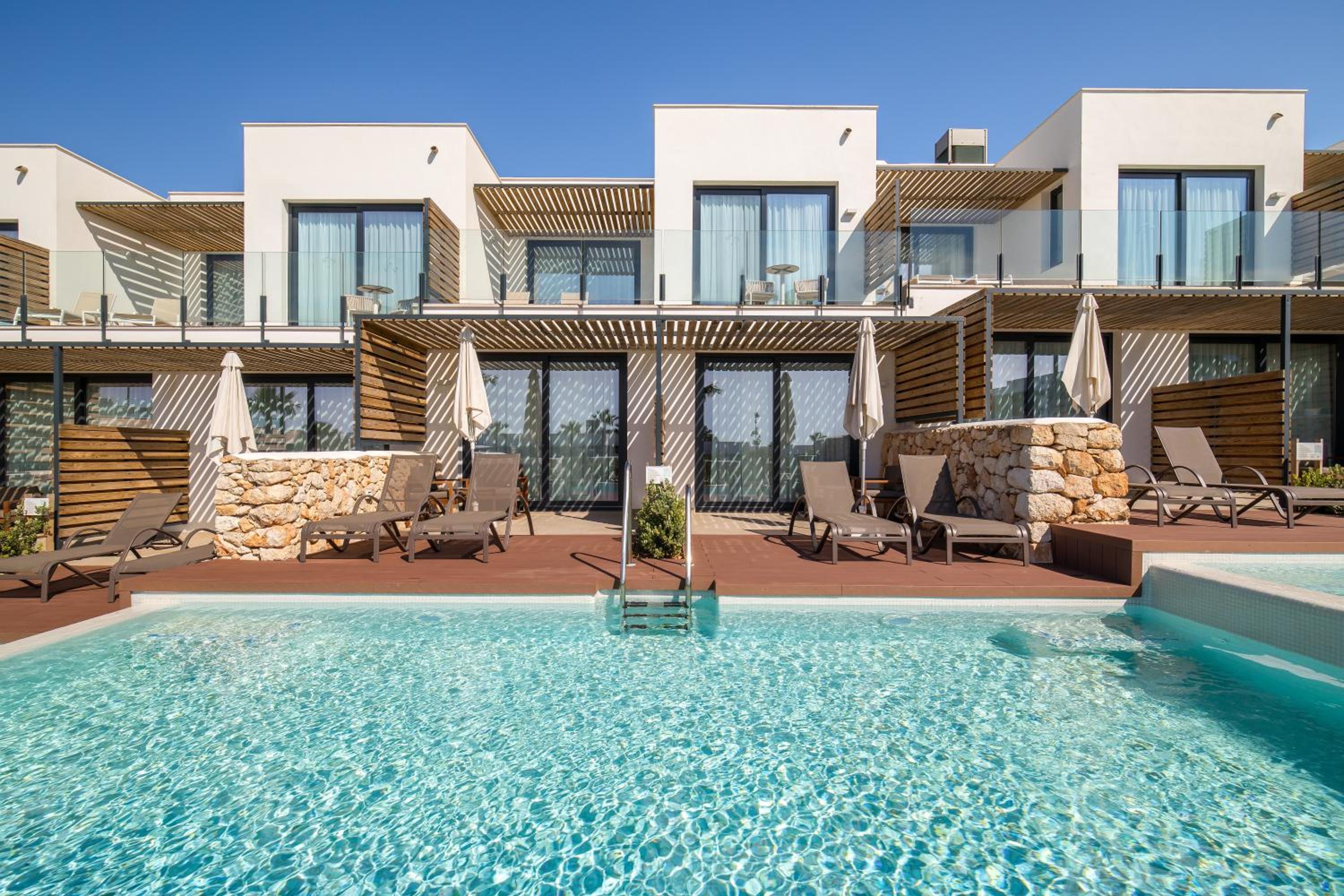 Junior Suite with Semi-Private Pool - Photo 3
