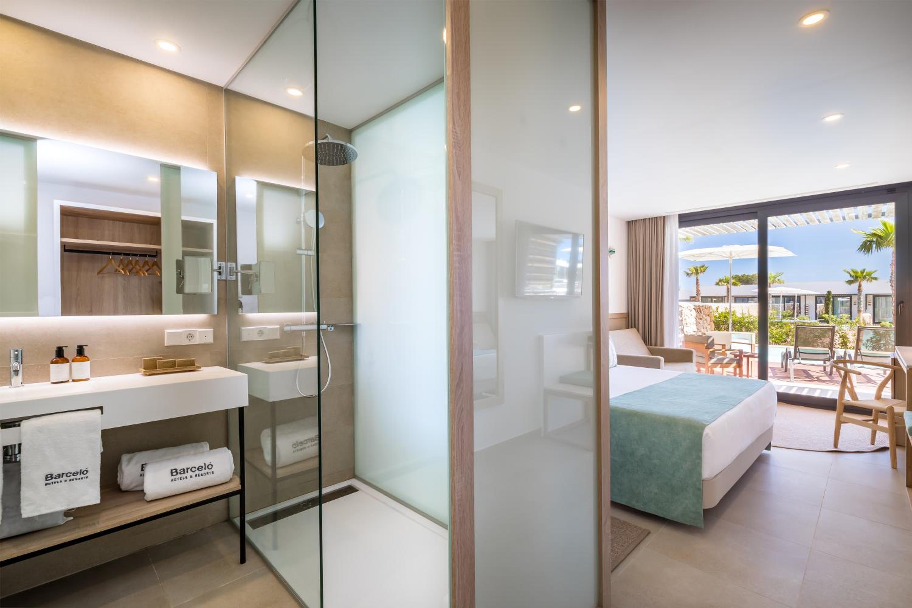 Junior Suite with Semi-Private Pool - Photo 4