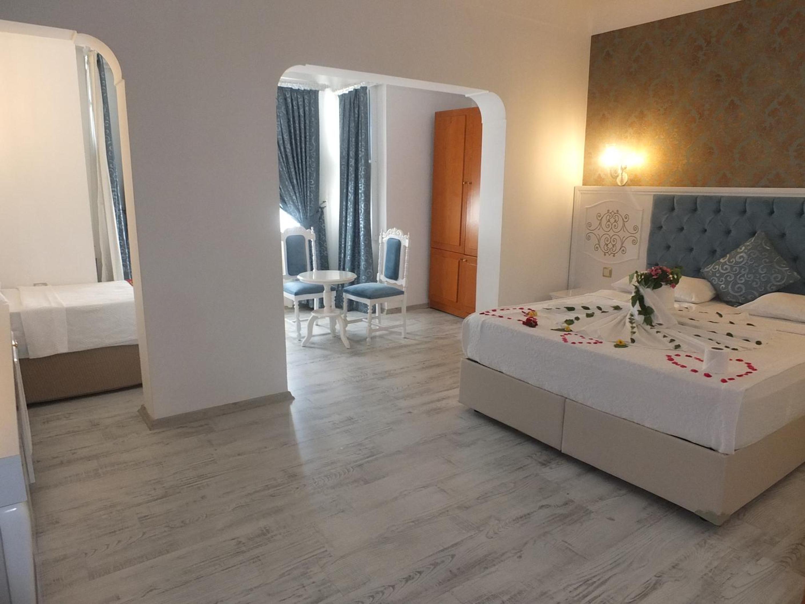 Deluxe Room with City View thumbnail 5