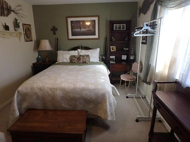 Queen Room photo 2