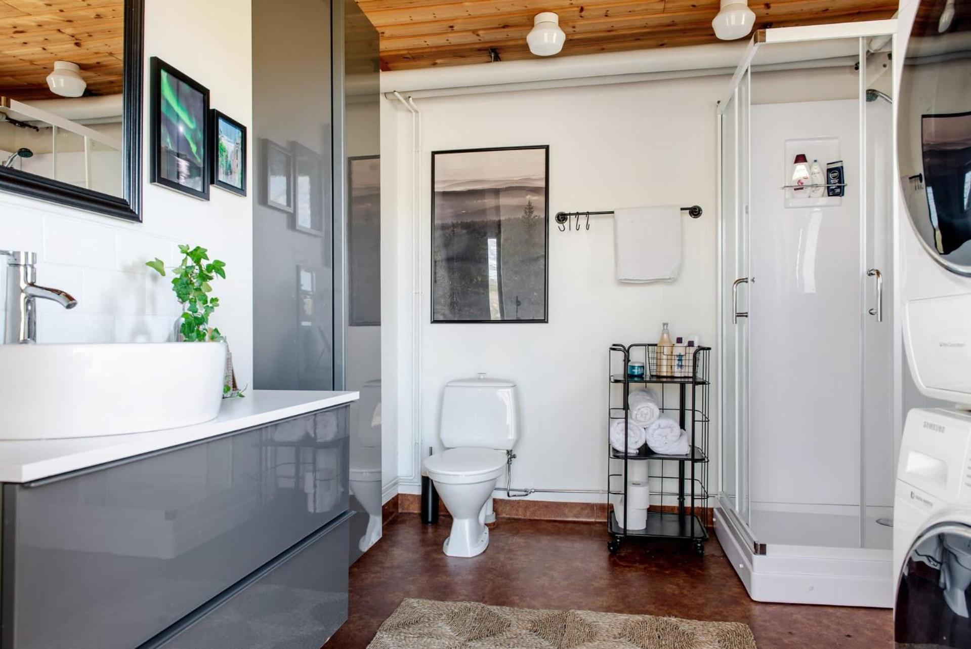 Two-Bedroom House - Photo 4