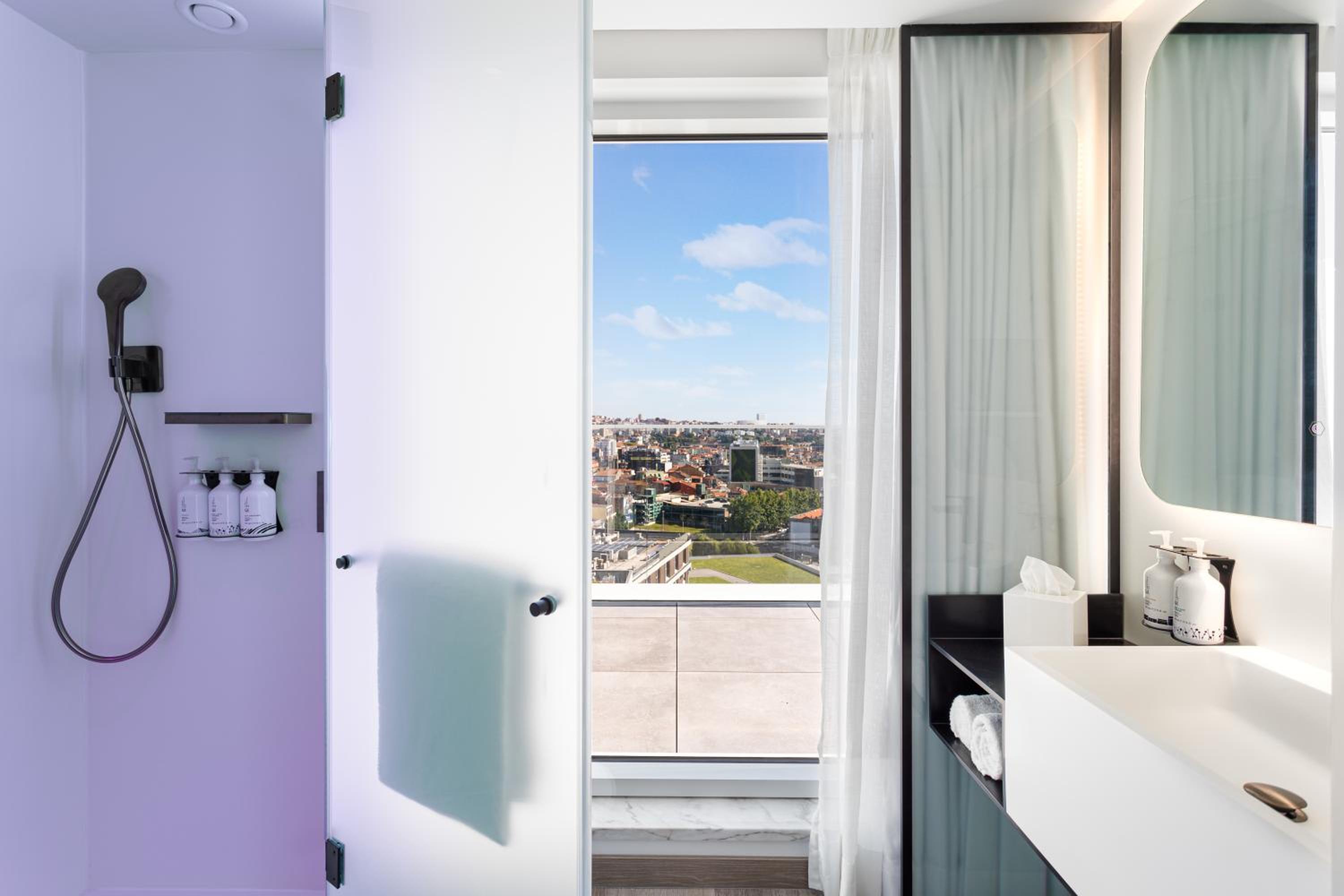 Family Suite with Balcony thumbnail 6