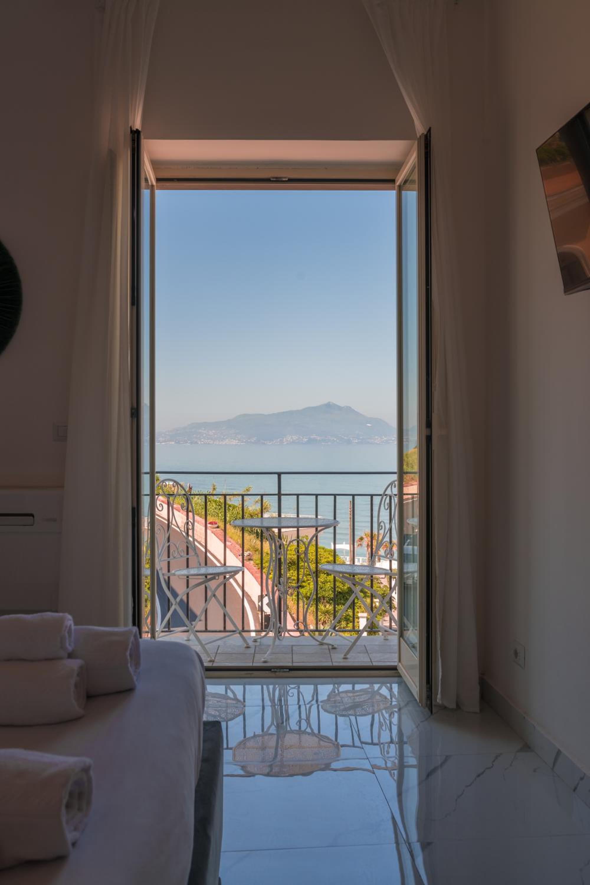 King Room with Balcony - Photo 3