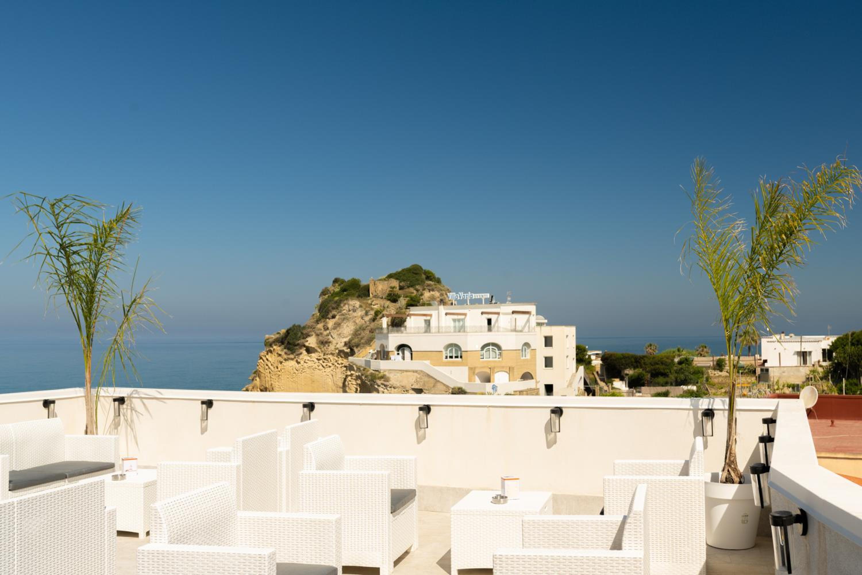 Deluxe Double Room with Sea View - Photo 21