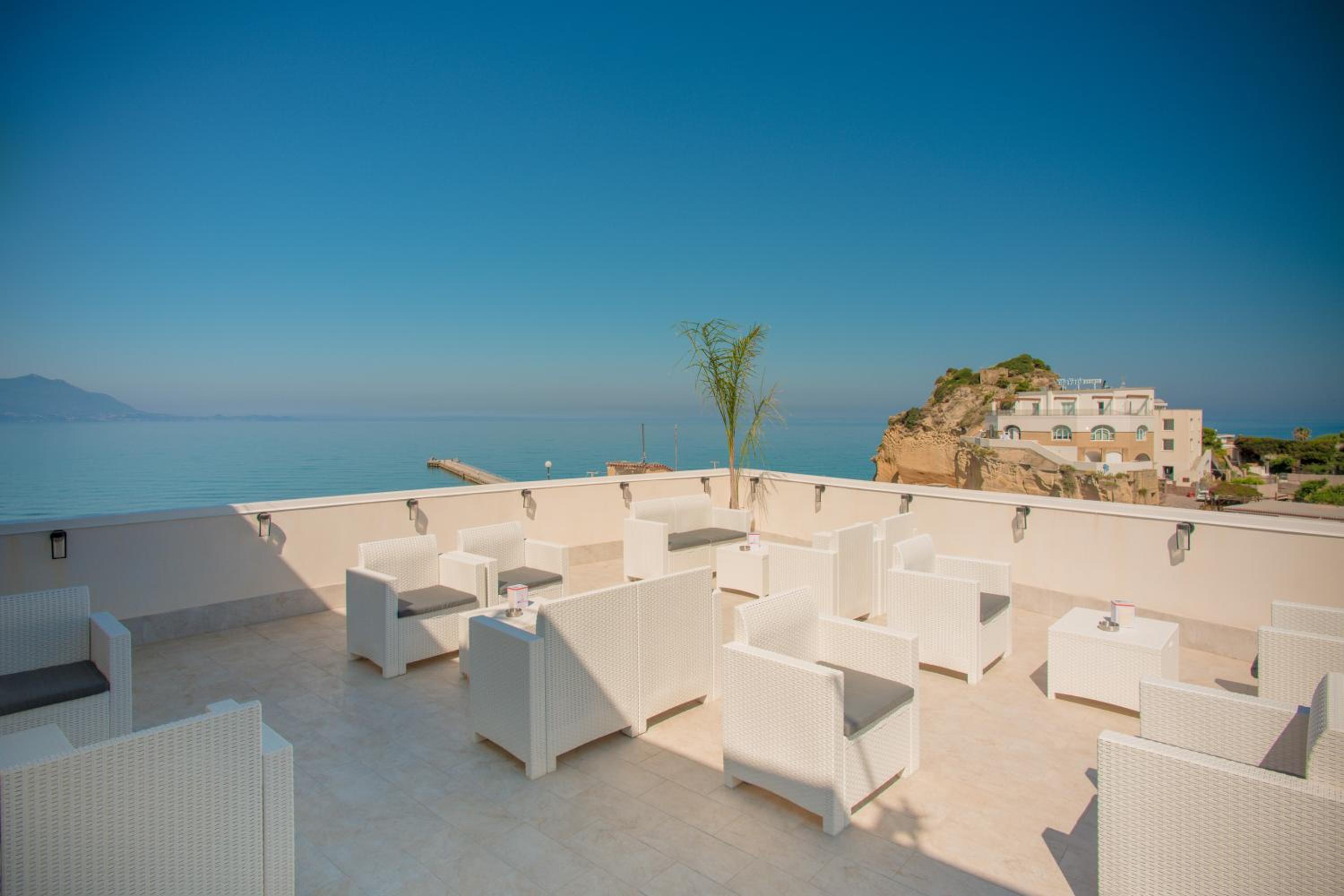 Deluxe Double Room with Sea View - Photo 12