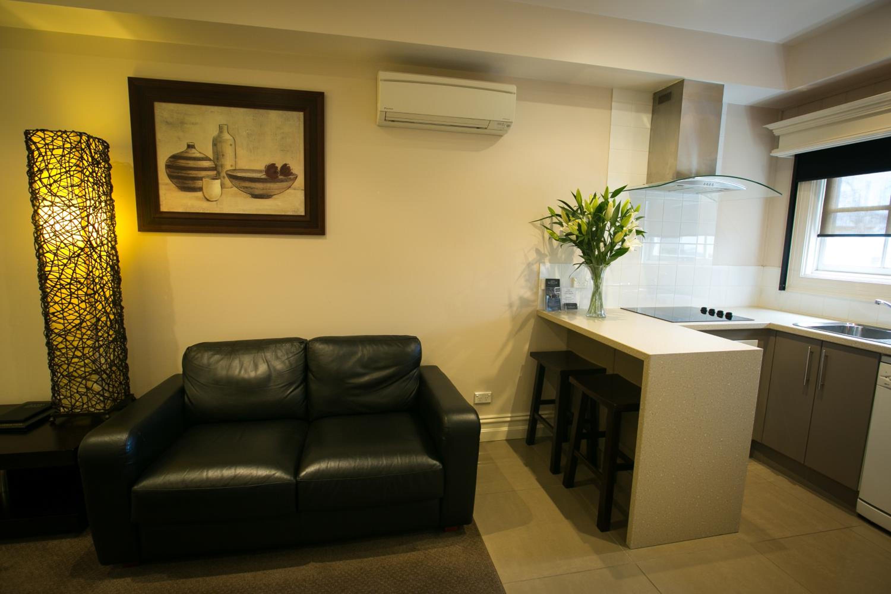 Studio Apartment(on street parking) - Photo 8