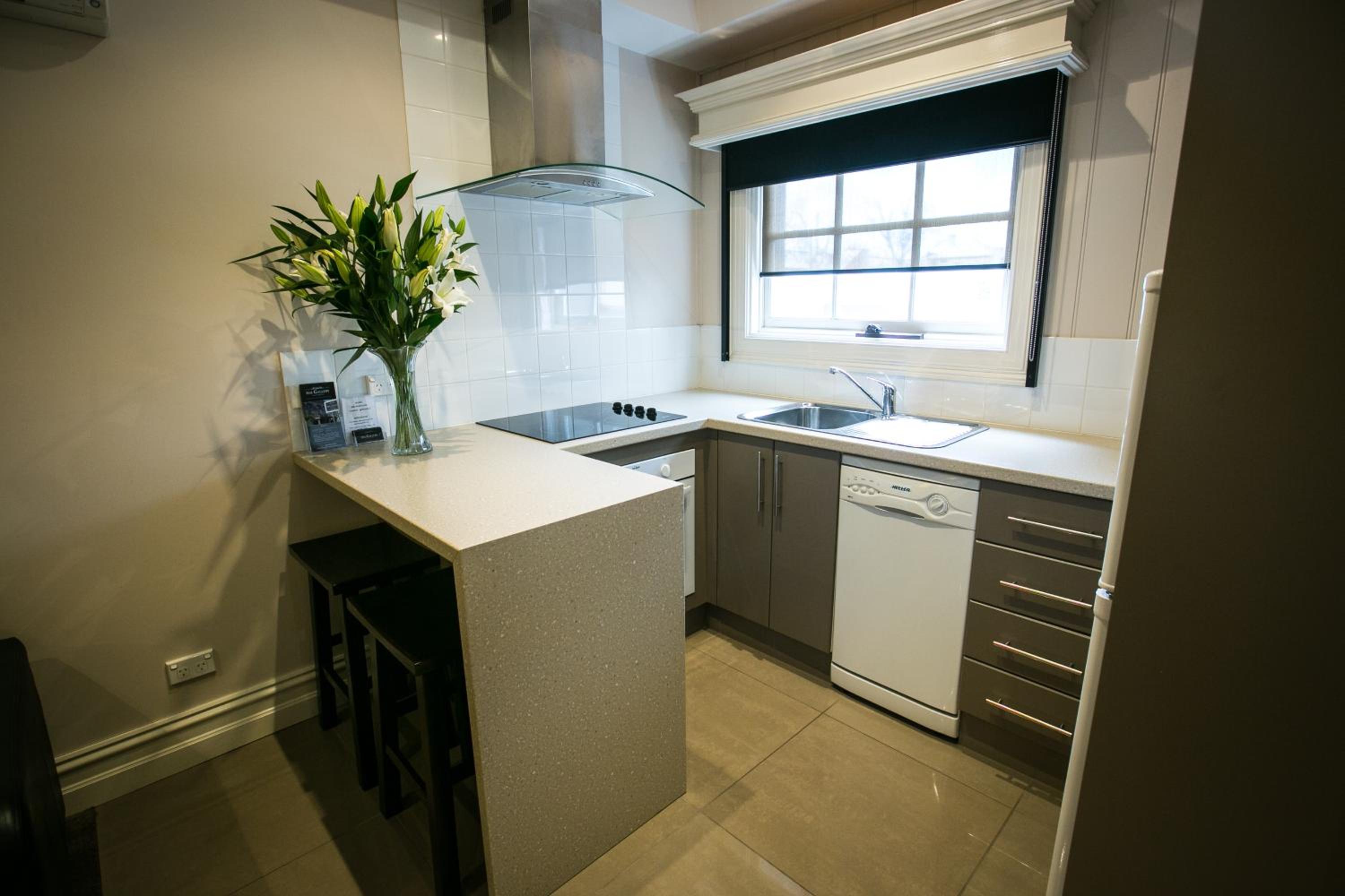 Studio Apartment(on street parking) - Photo 4