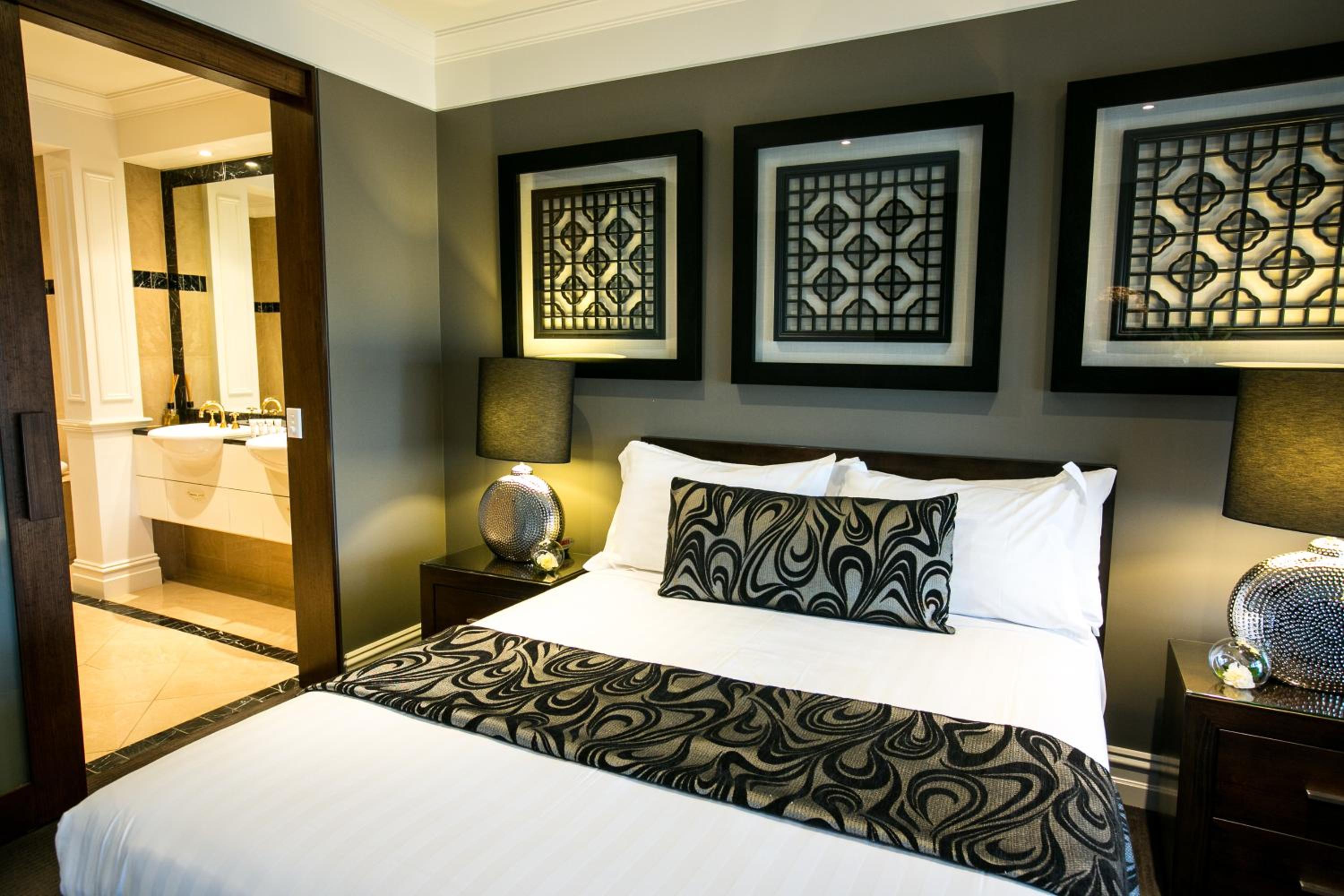 Deluxe Suite with Spa Bath - Photo 7