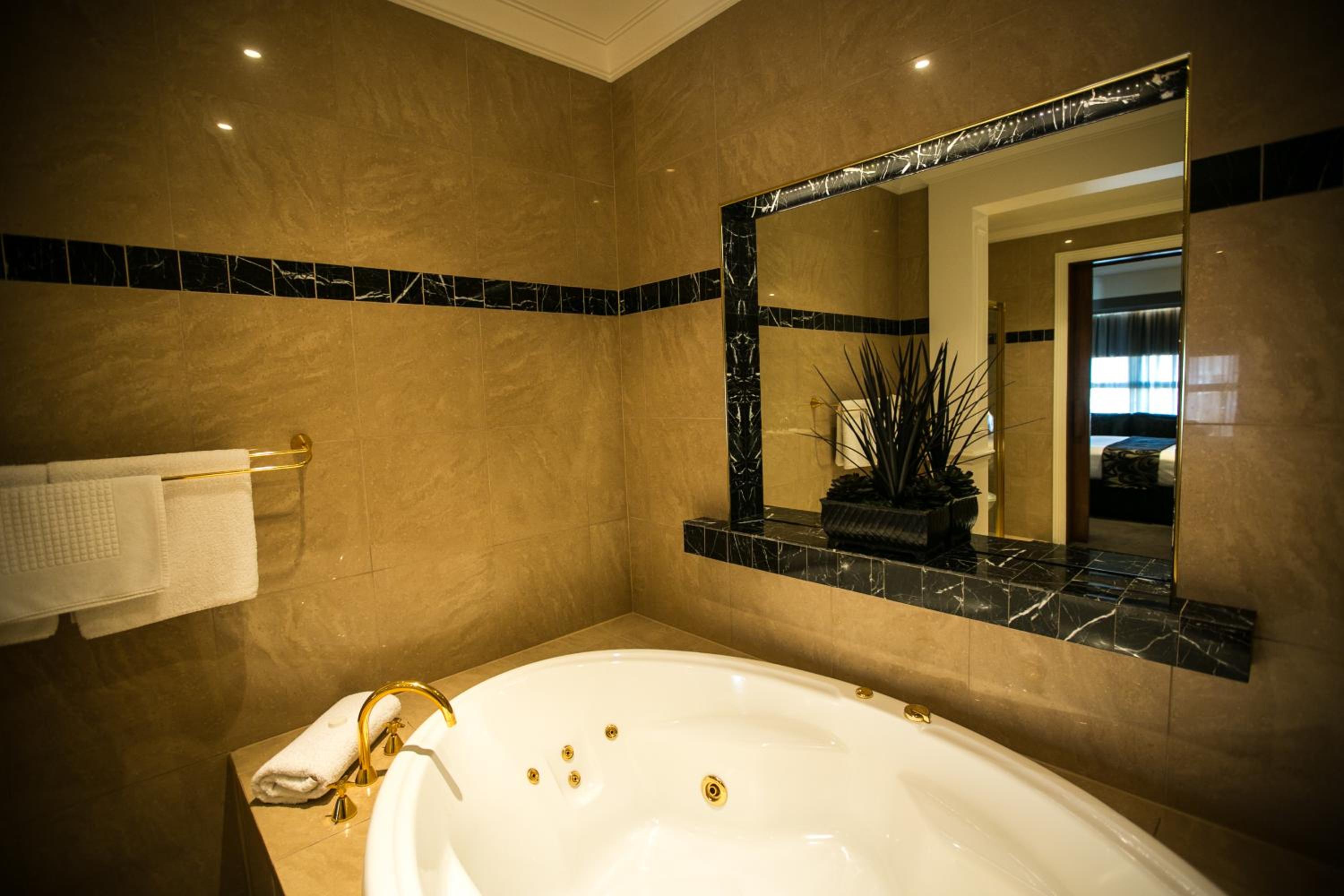 Deluxe Suite with Spa Bath - Photo 8