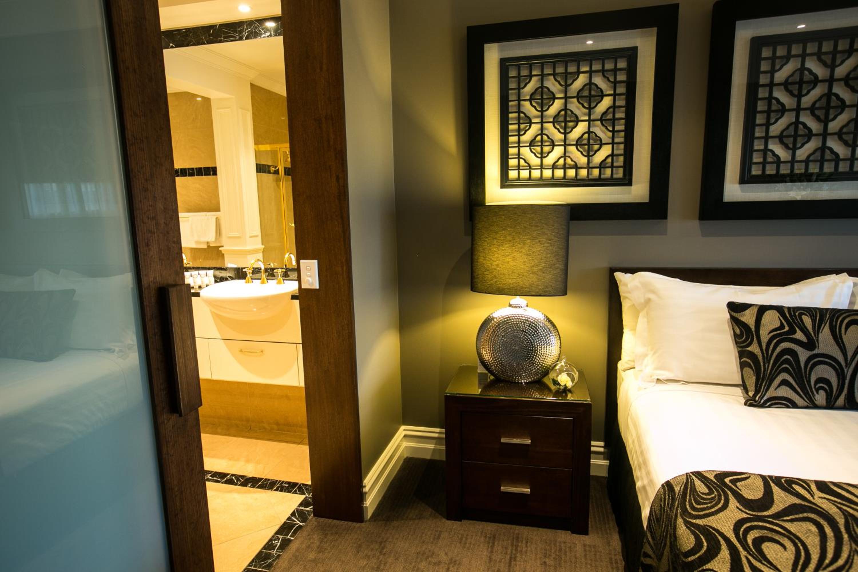 Deluxe Suite with Spa Bath - Photo 10