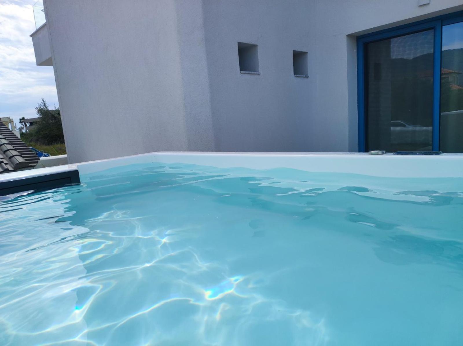 Elite Couple VIP Suite With Outdoor Jacuzzi Pool & Private Garden photo 2