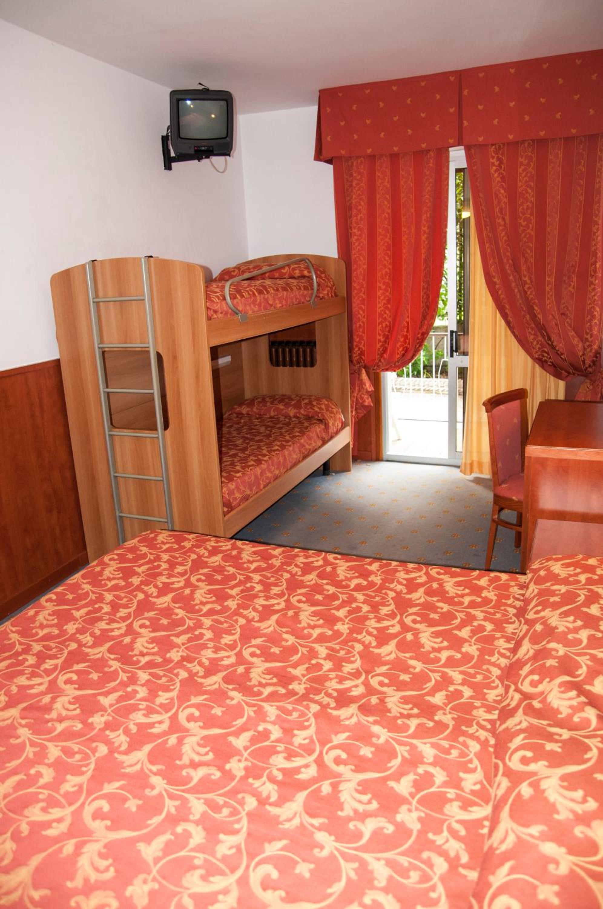 Family Quadruple Room - Photo 1