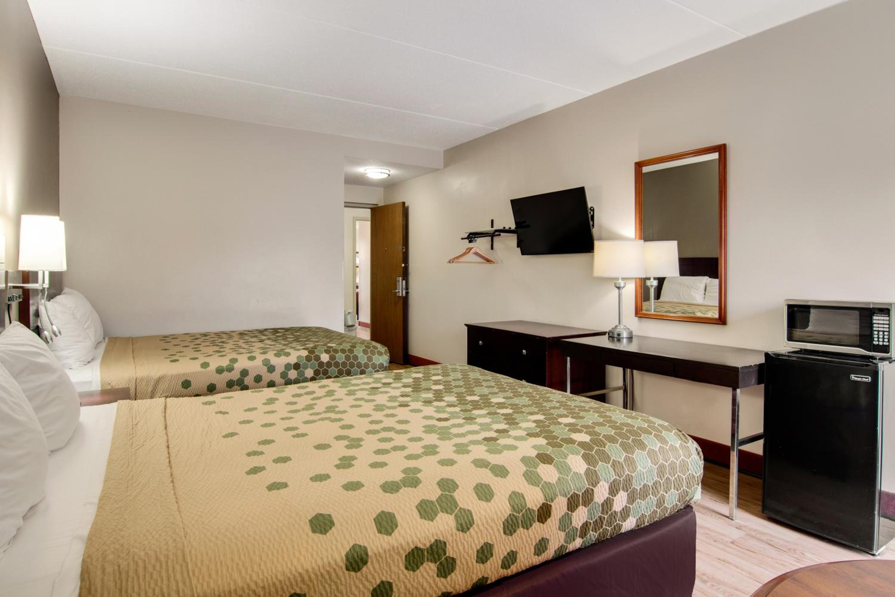 Queen Room With Two Queen Beds - Non-Smoking photo 1