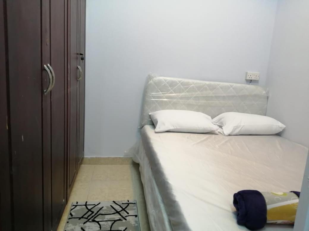 Queen Room With Shared Bathroom photo 1