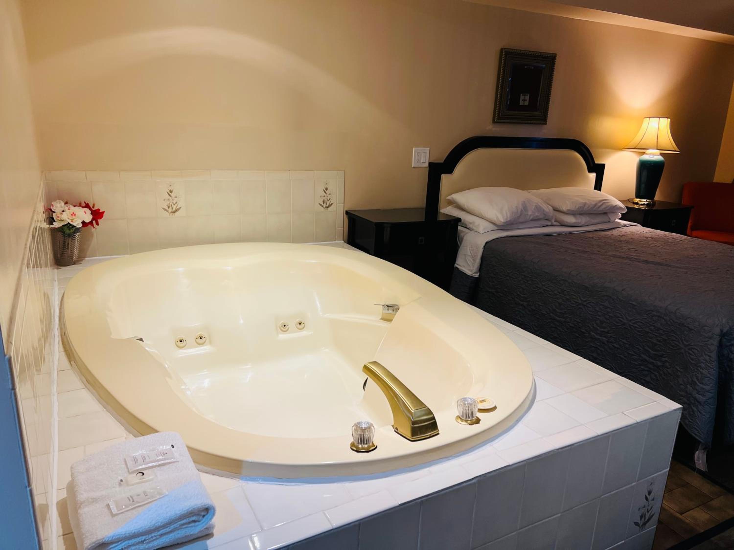 Queen Suite with Spa Bath - Photo 9
