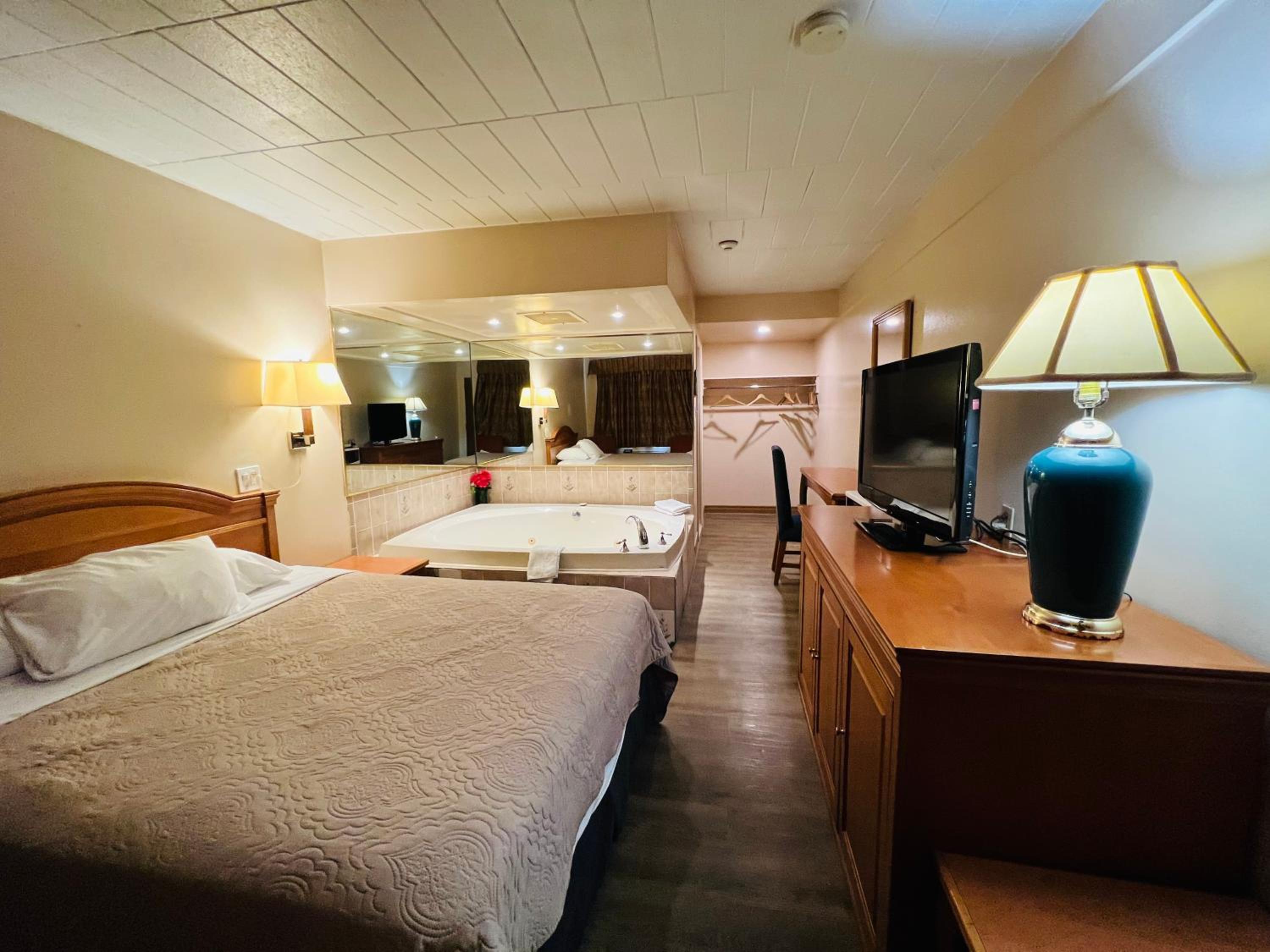 Queen Suite with Spa Bath - Photo 8