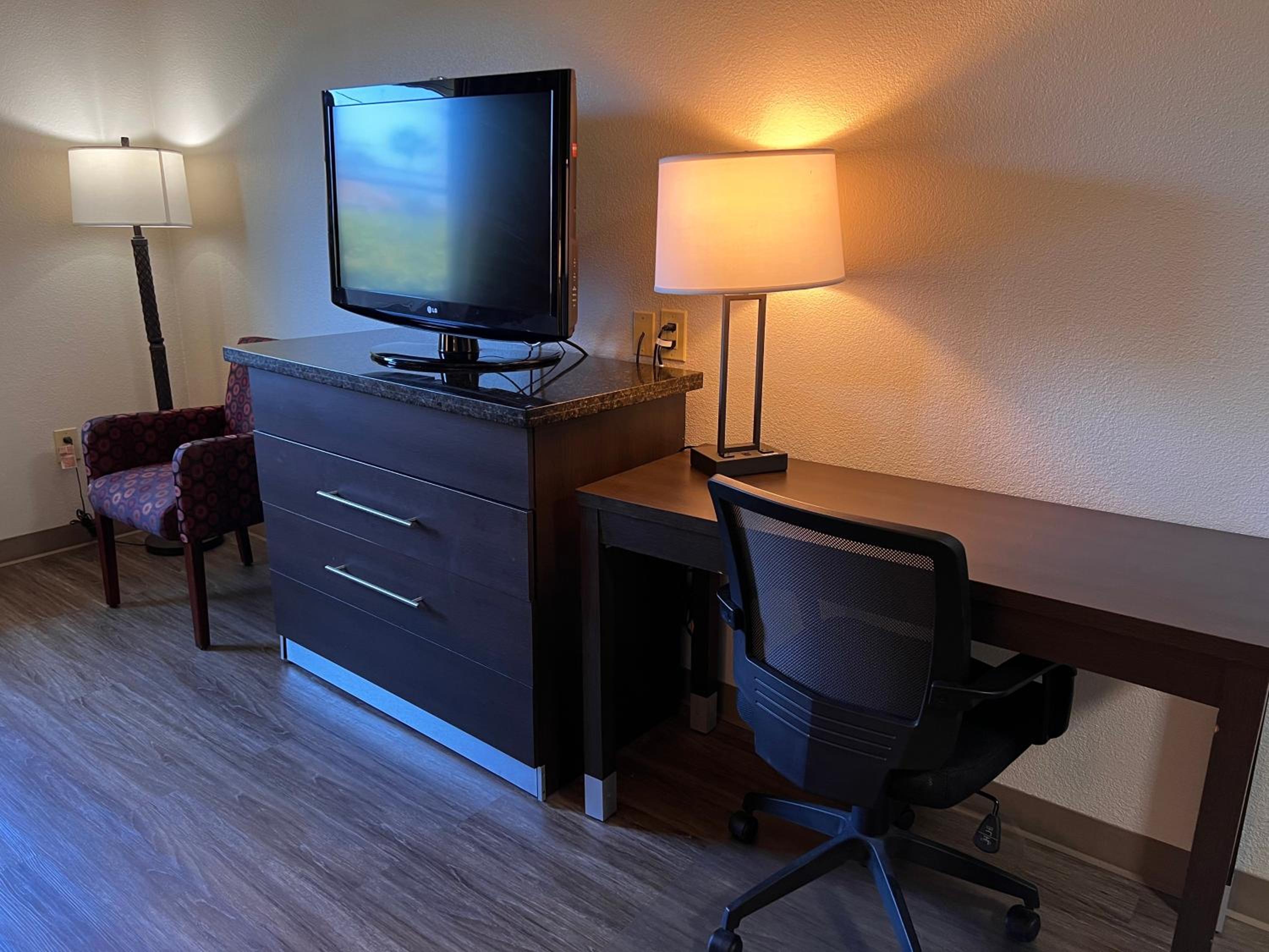 King Room - Non-Smoking - Photo 4