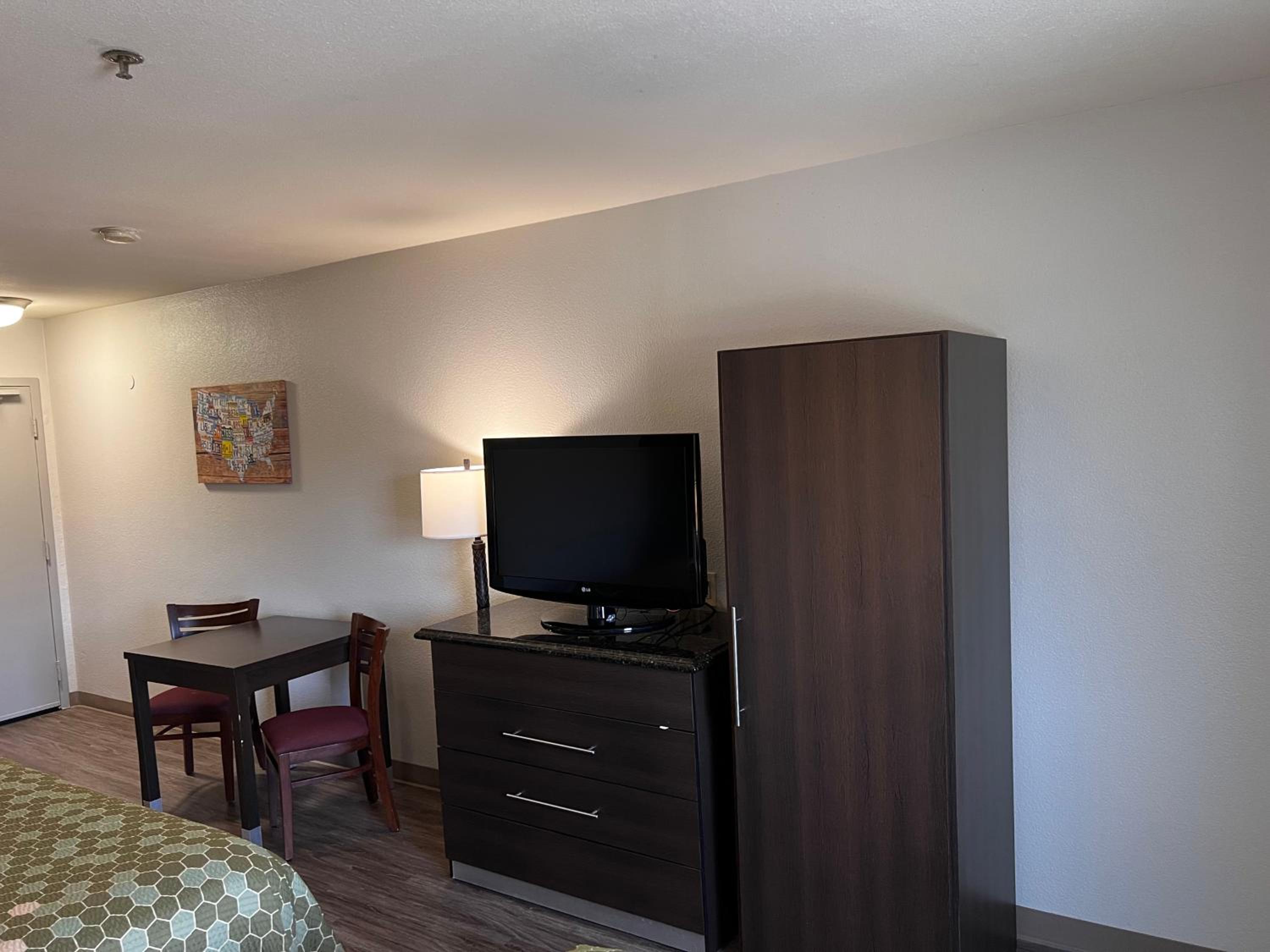Queen Room with Two Queen Beds - Non-Smoking - Photo 3