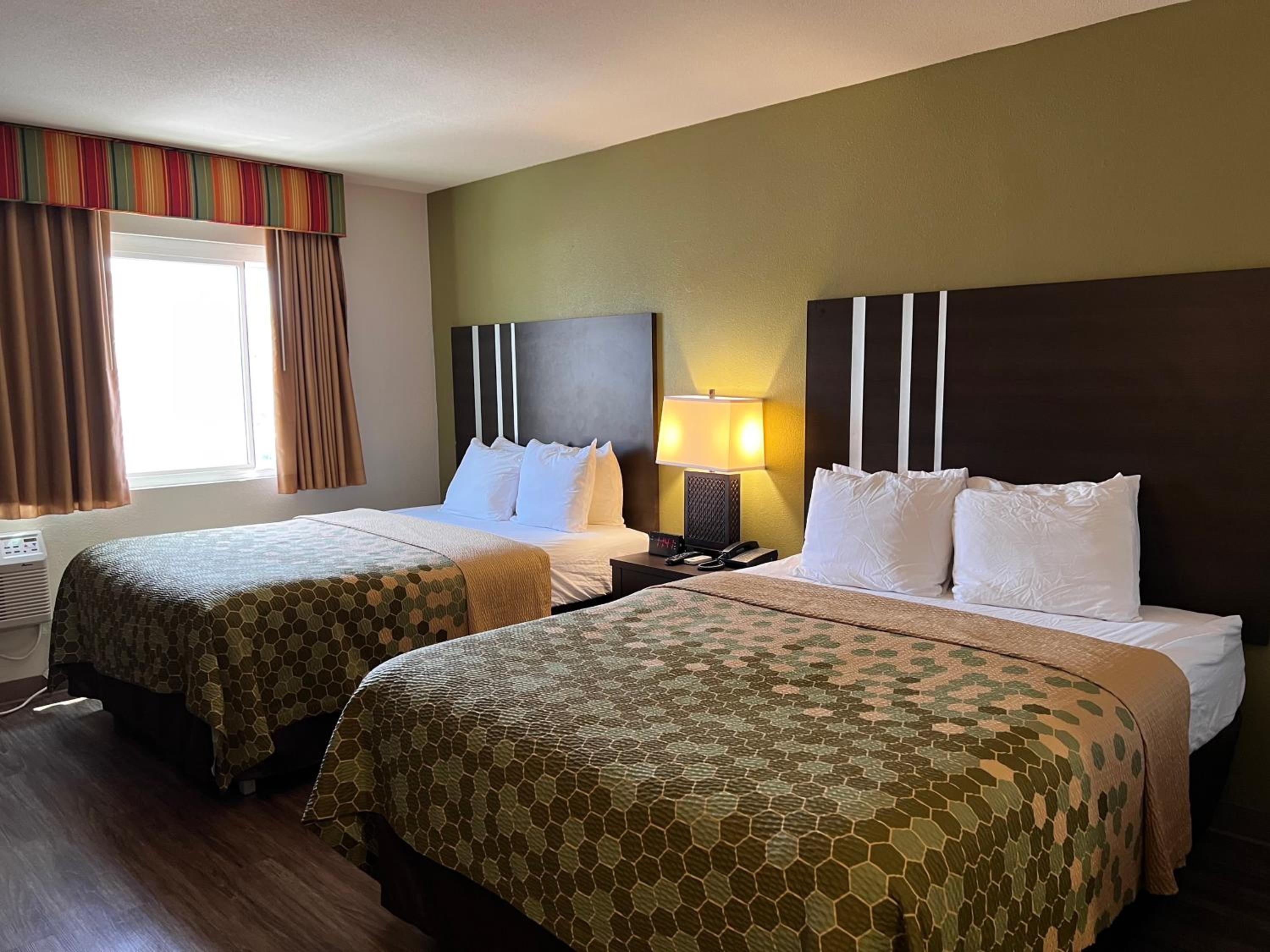 Queen Room with Two Queen Beds - Non-Smoking - Photo 1