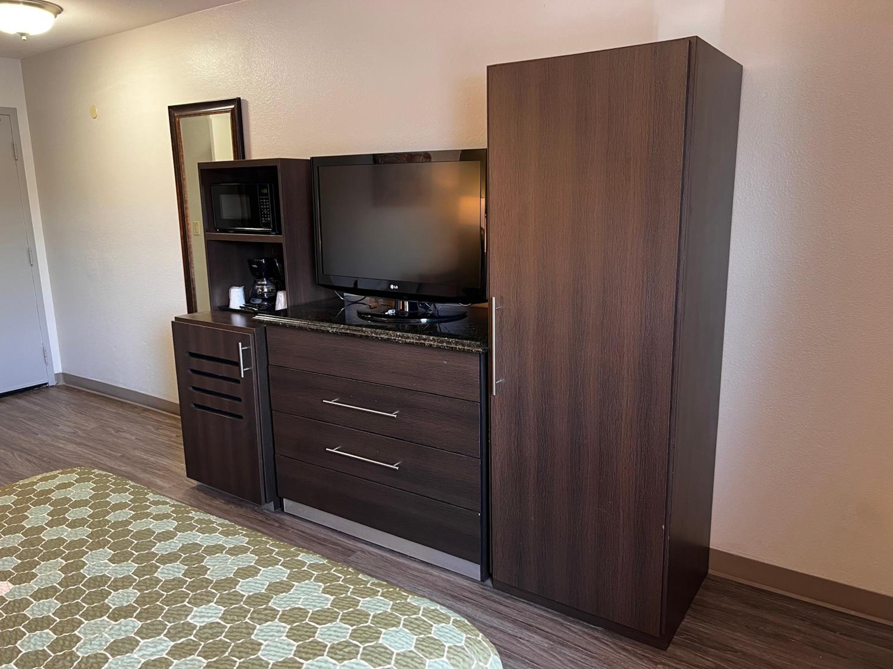 Queen Room - Non-Smoking - Photo 3