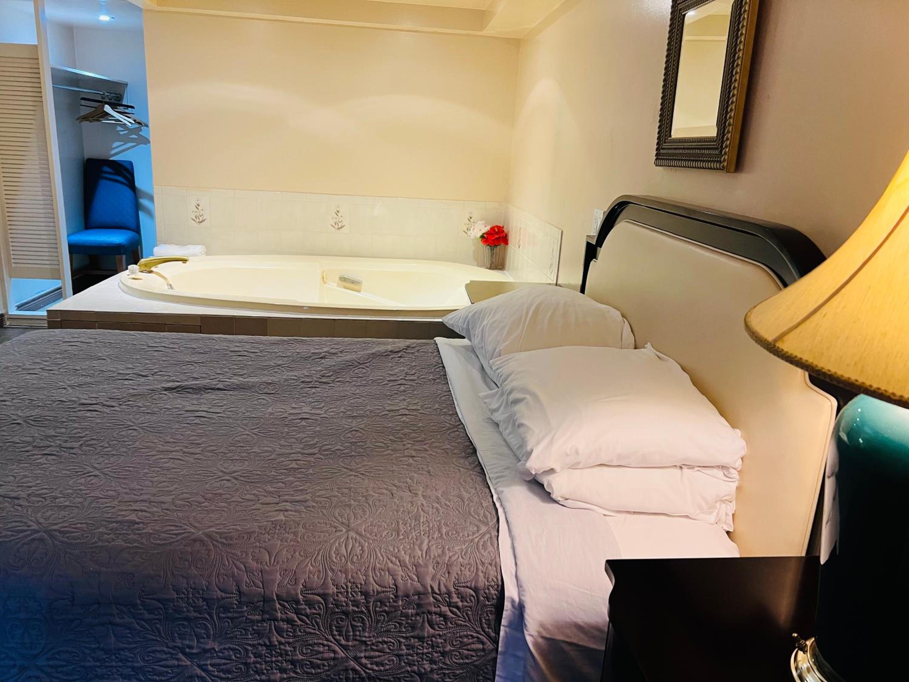 Queen Suite with Spa Bath - Photo 6