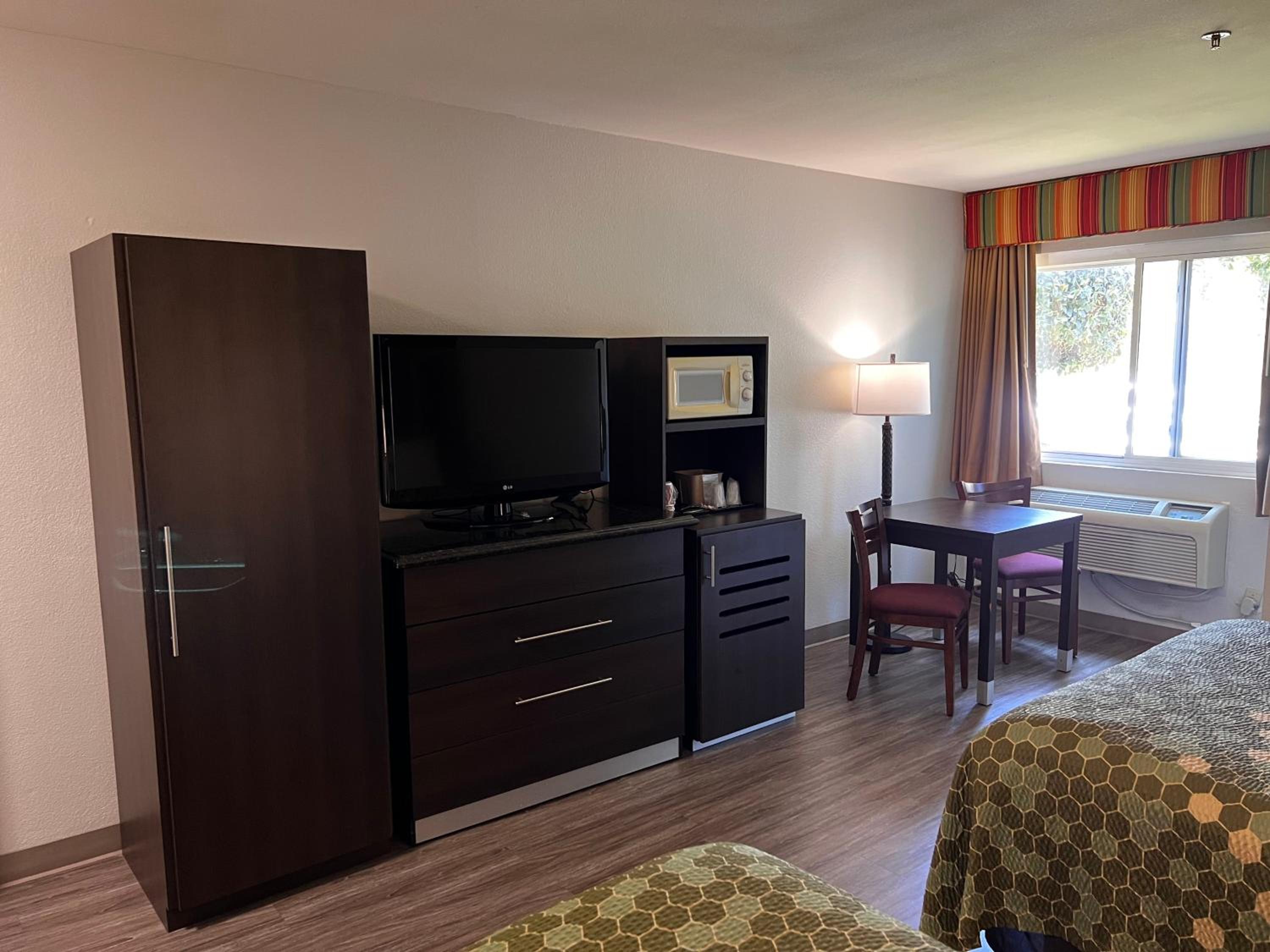 Double Room with Two Double Beds - Accessible/Non-Smoking photo 2