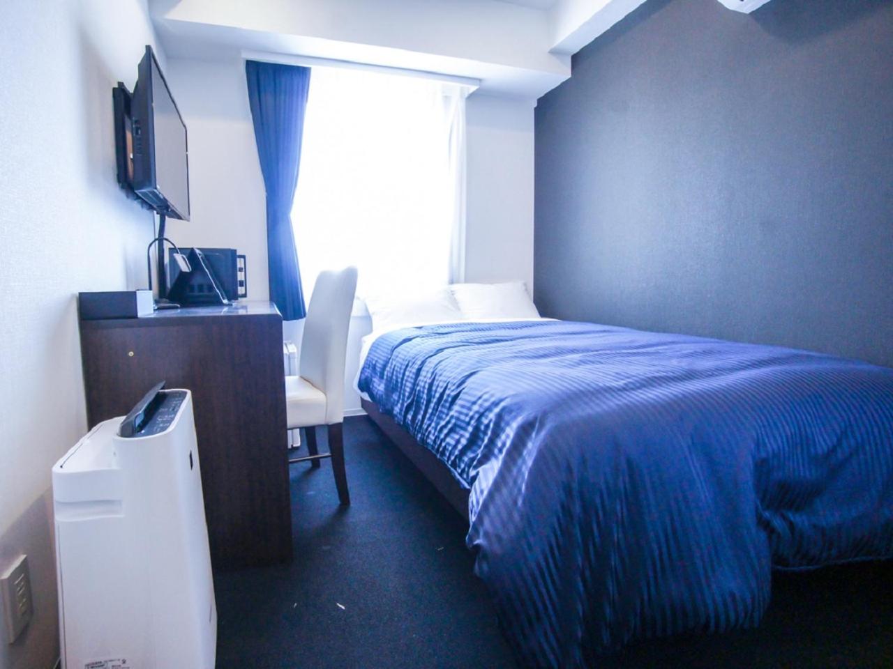Double Room with Small Double Bed - Smoking photo 2