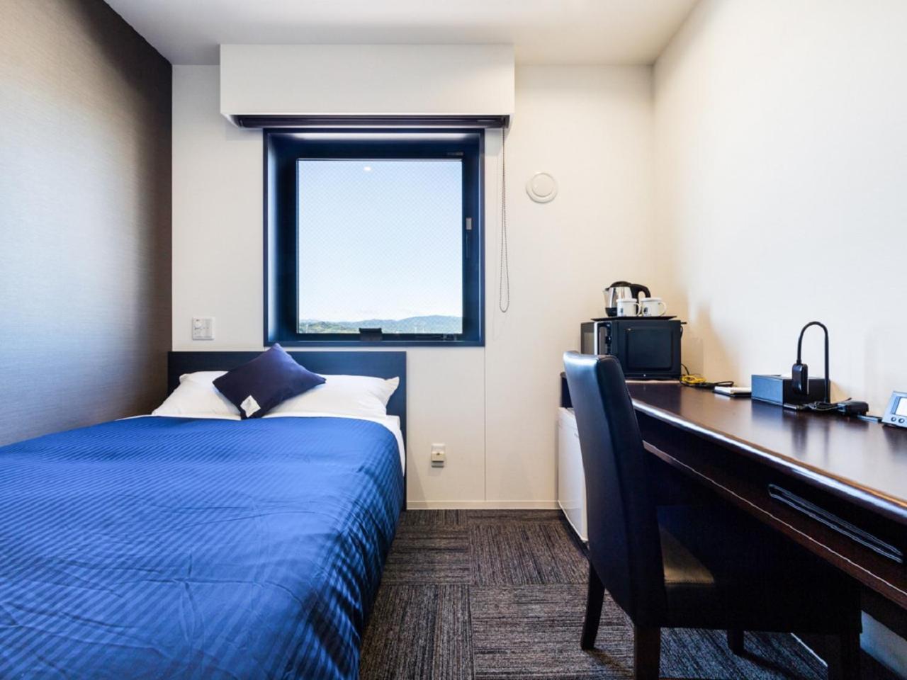 Double Room with Small Double Bed - Smoking photo 3