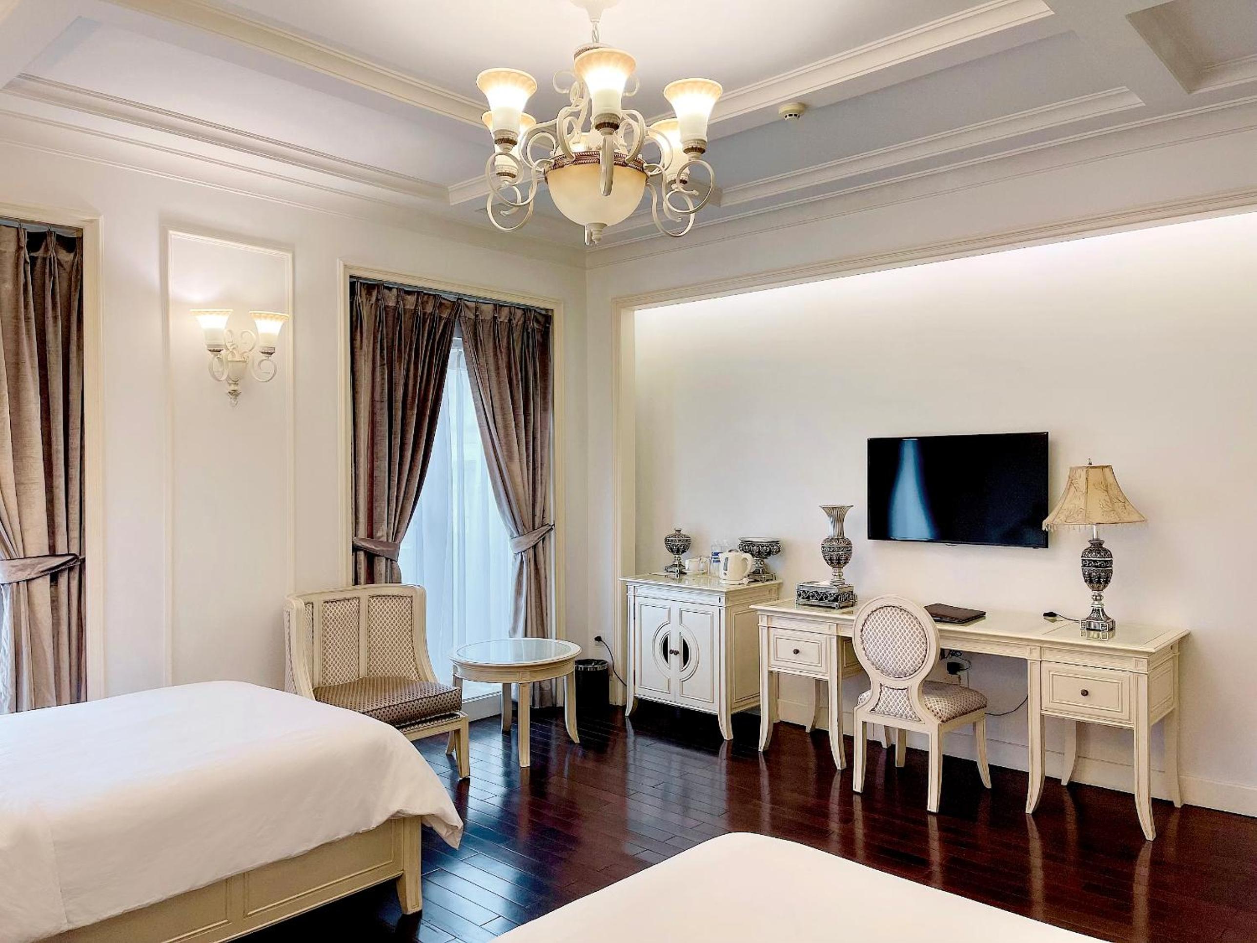 Deluxe Twin Room with City View photo 2