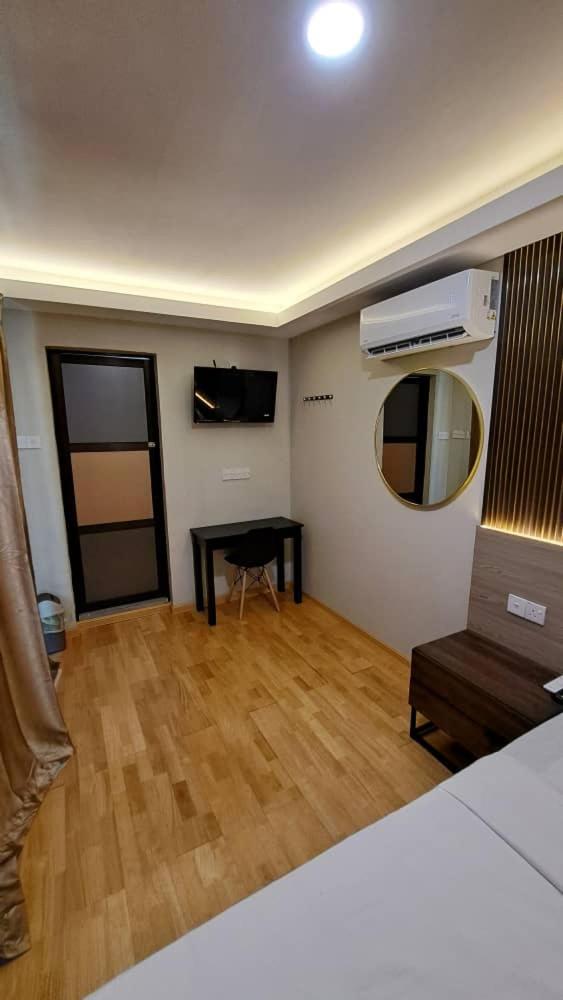 King Room with Balcony - Photo 14