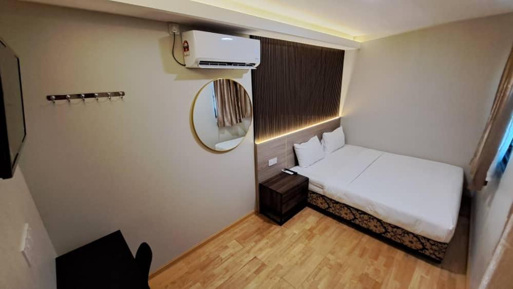 King Room with Balcony - Photo 13