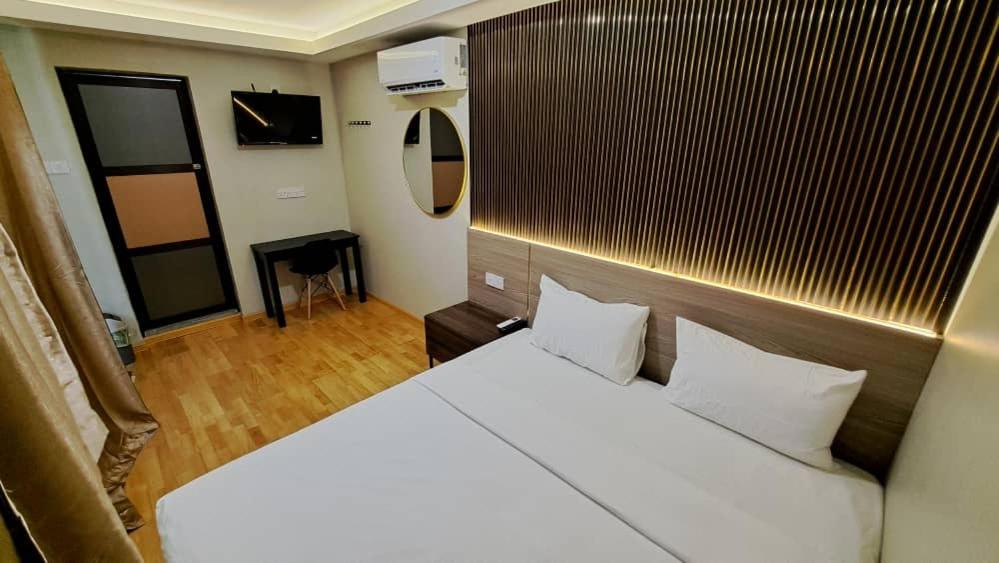 King Room with Balcony - Photo 12