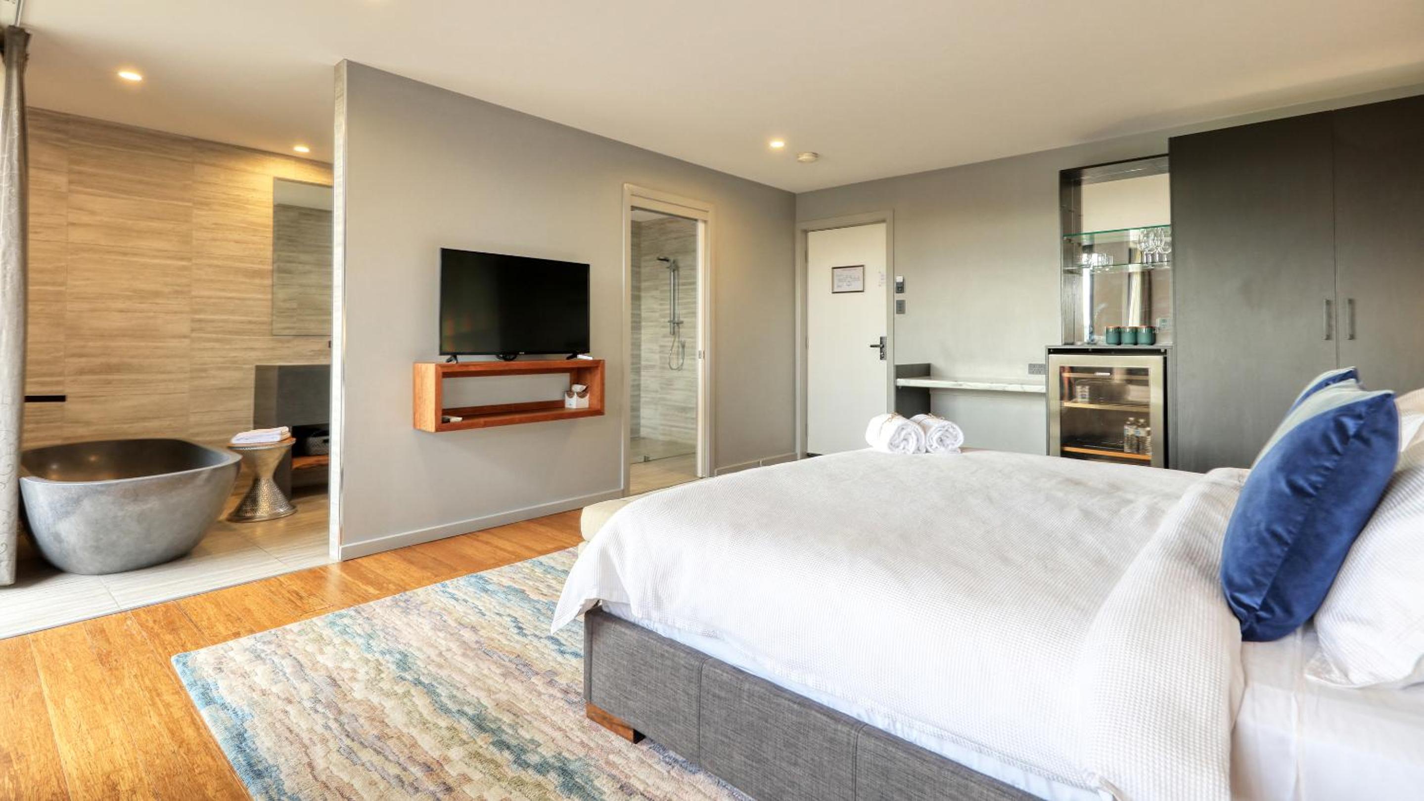 Deluxe King Suite - Photo 7