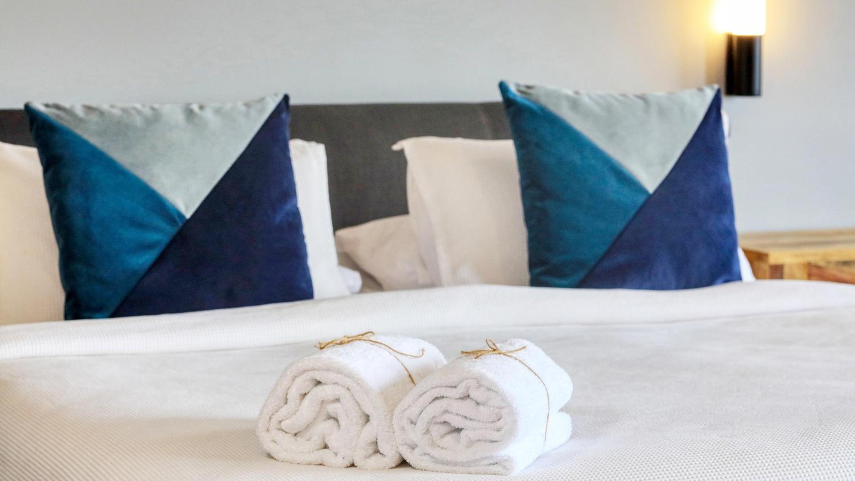 Deluxe King Suite - Photo 2