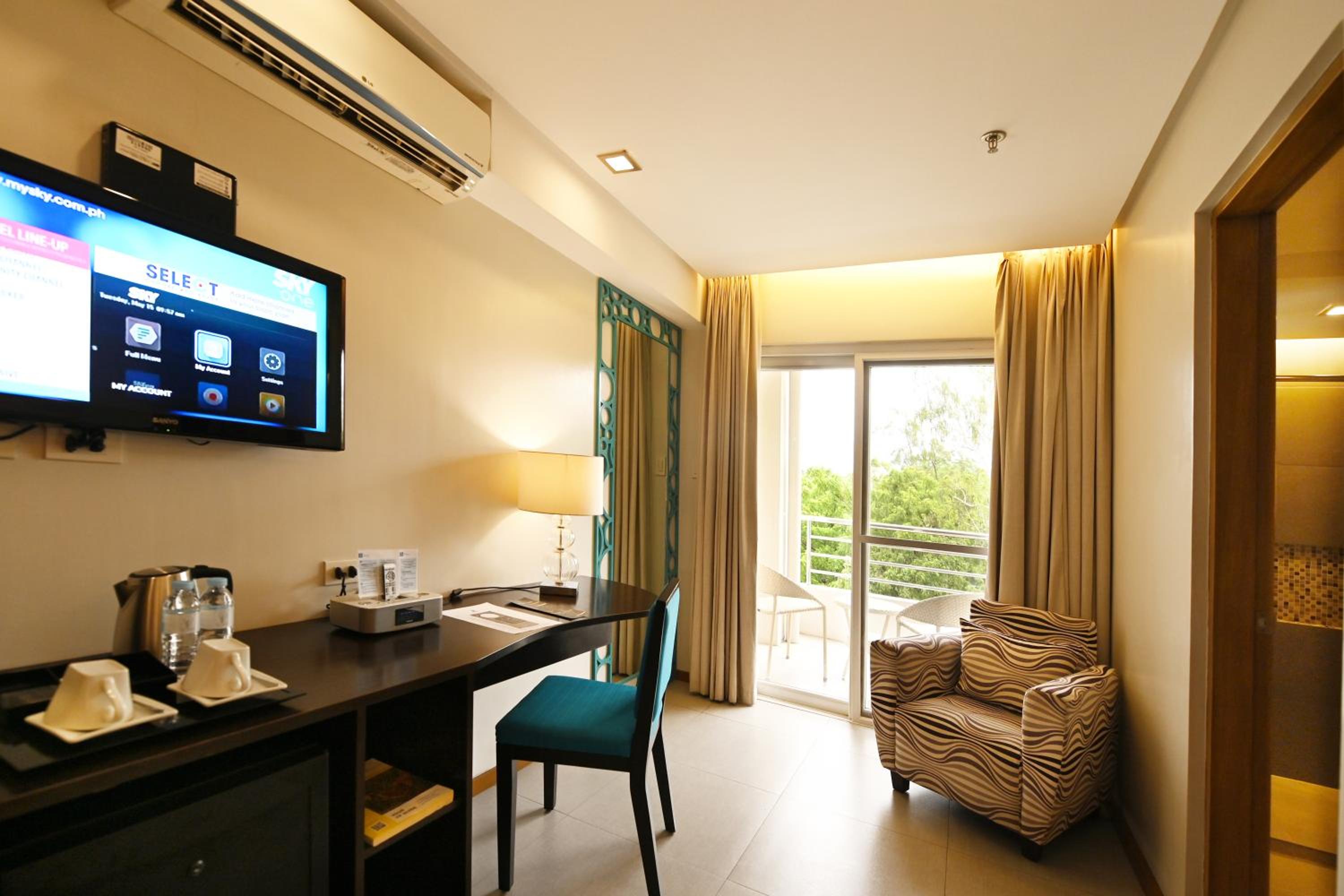 Deluxe Queen Room with Balcony photo 2