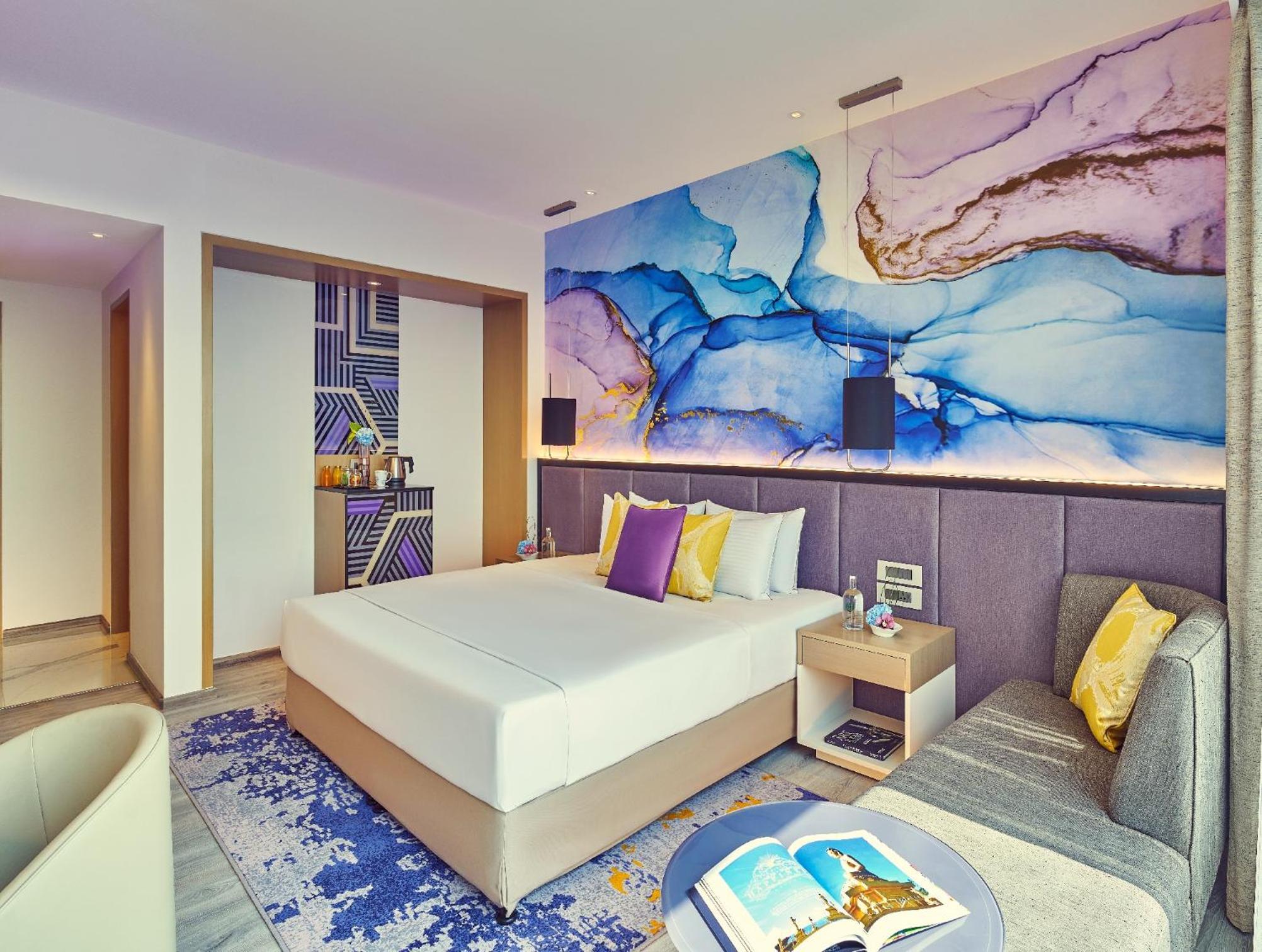 Premium Room King Bed - Photo 2