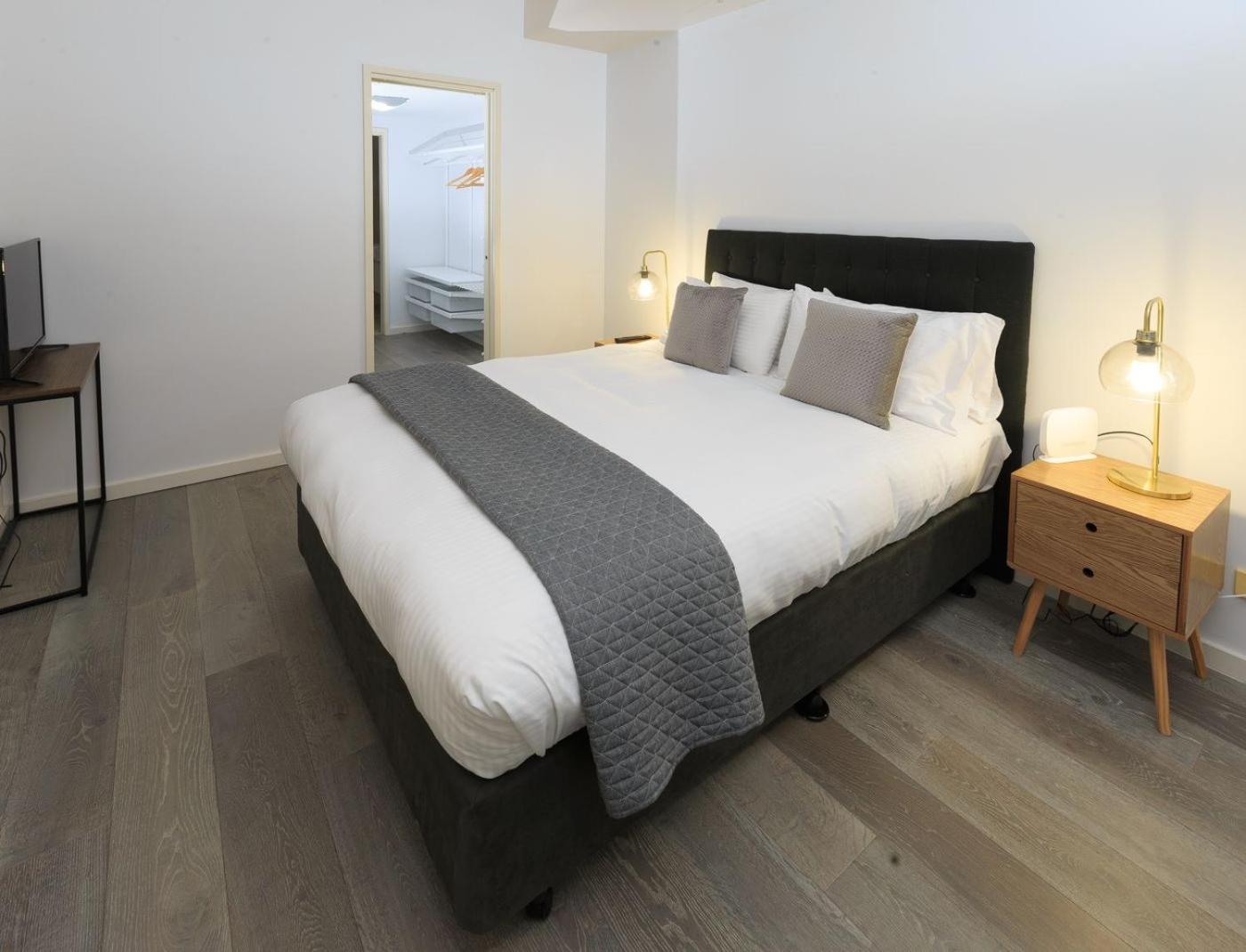 Three-Bedroom Executive Apartment River View thumbnail 6