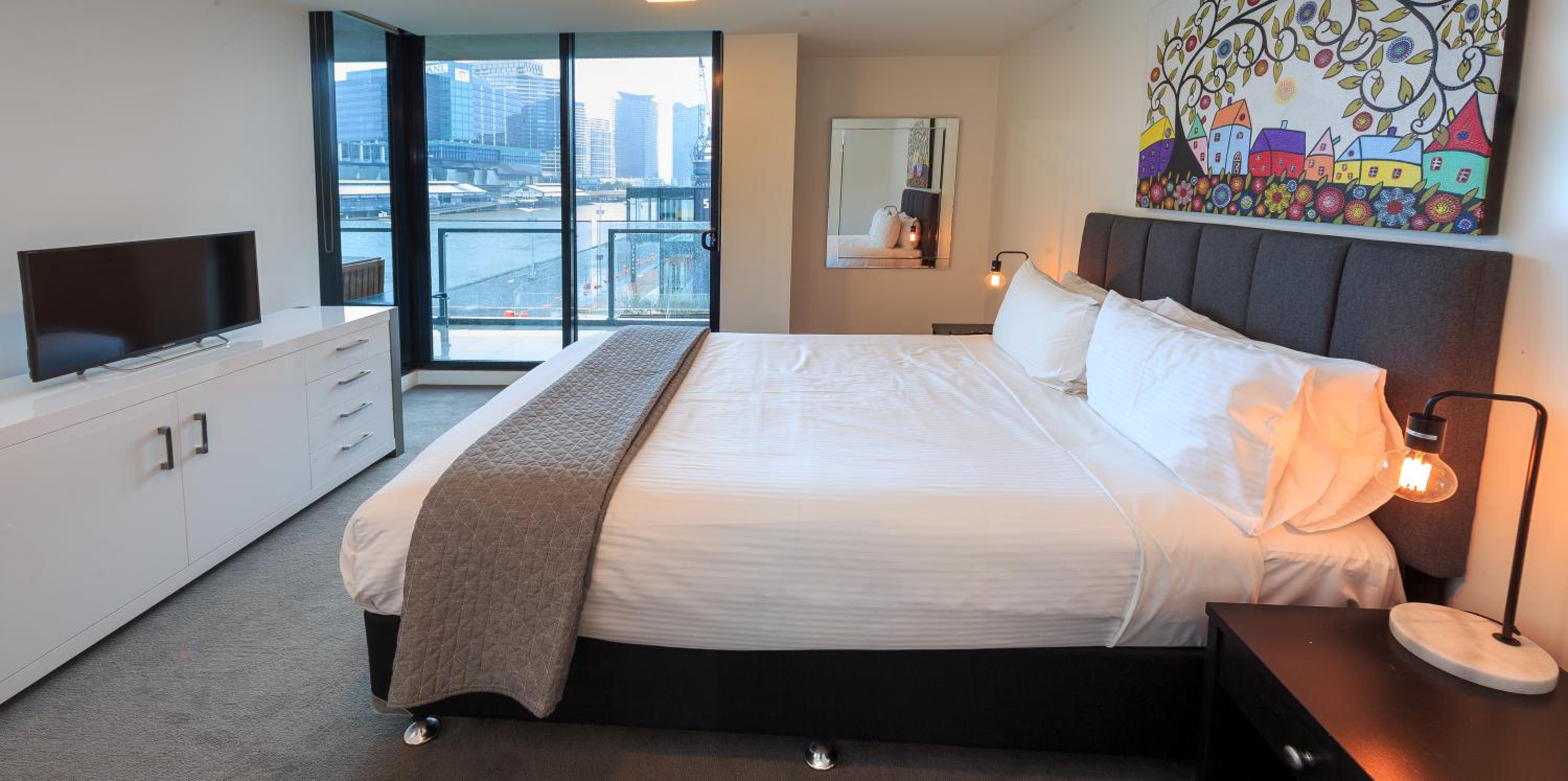 Three-Bedroom Executive Apartment River View thumbnail 5
