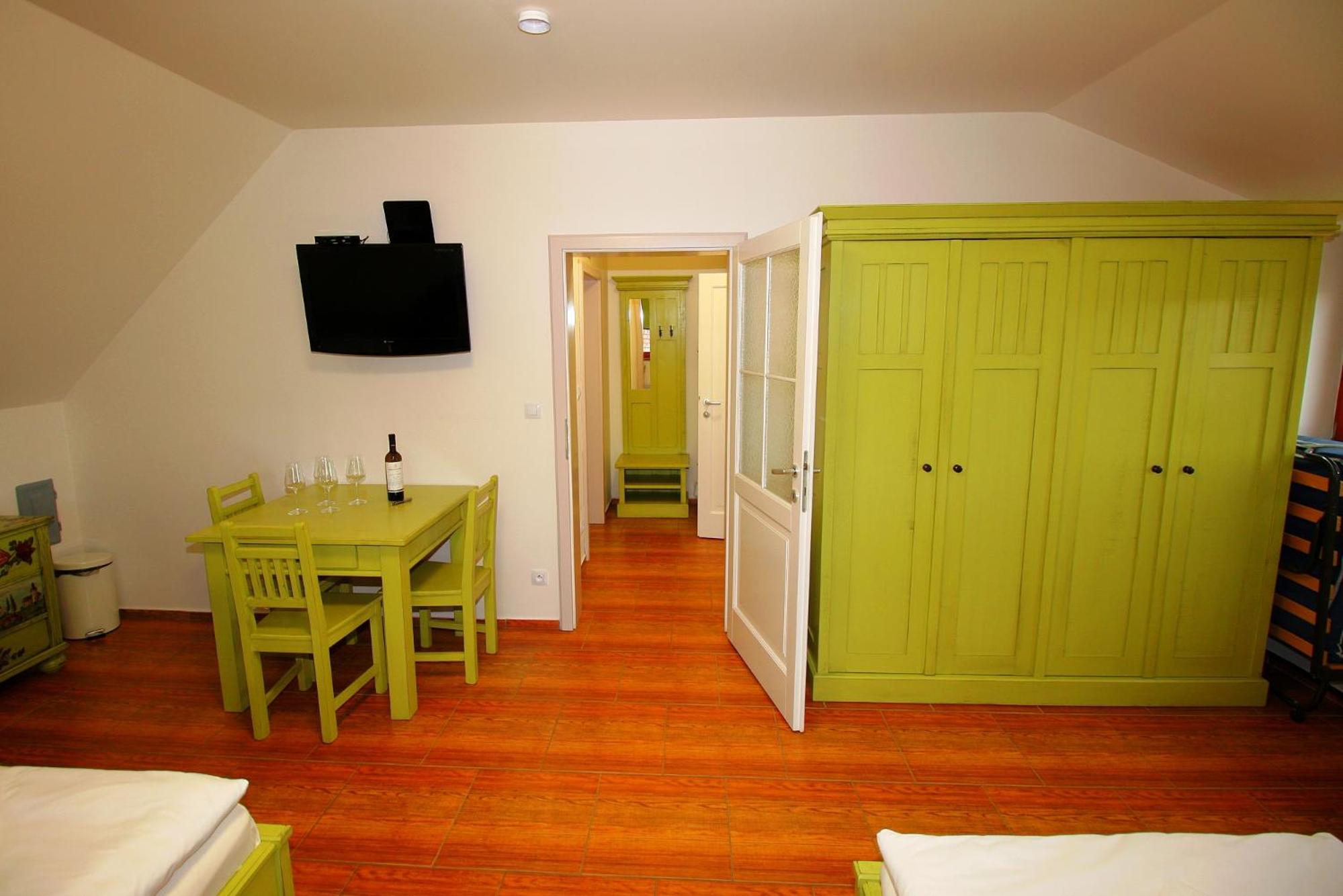 Quadruple Room with Private Bathroom photo 3