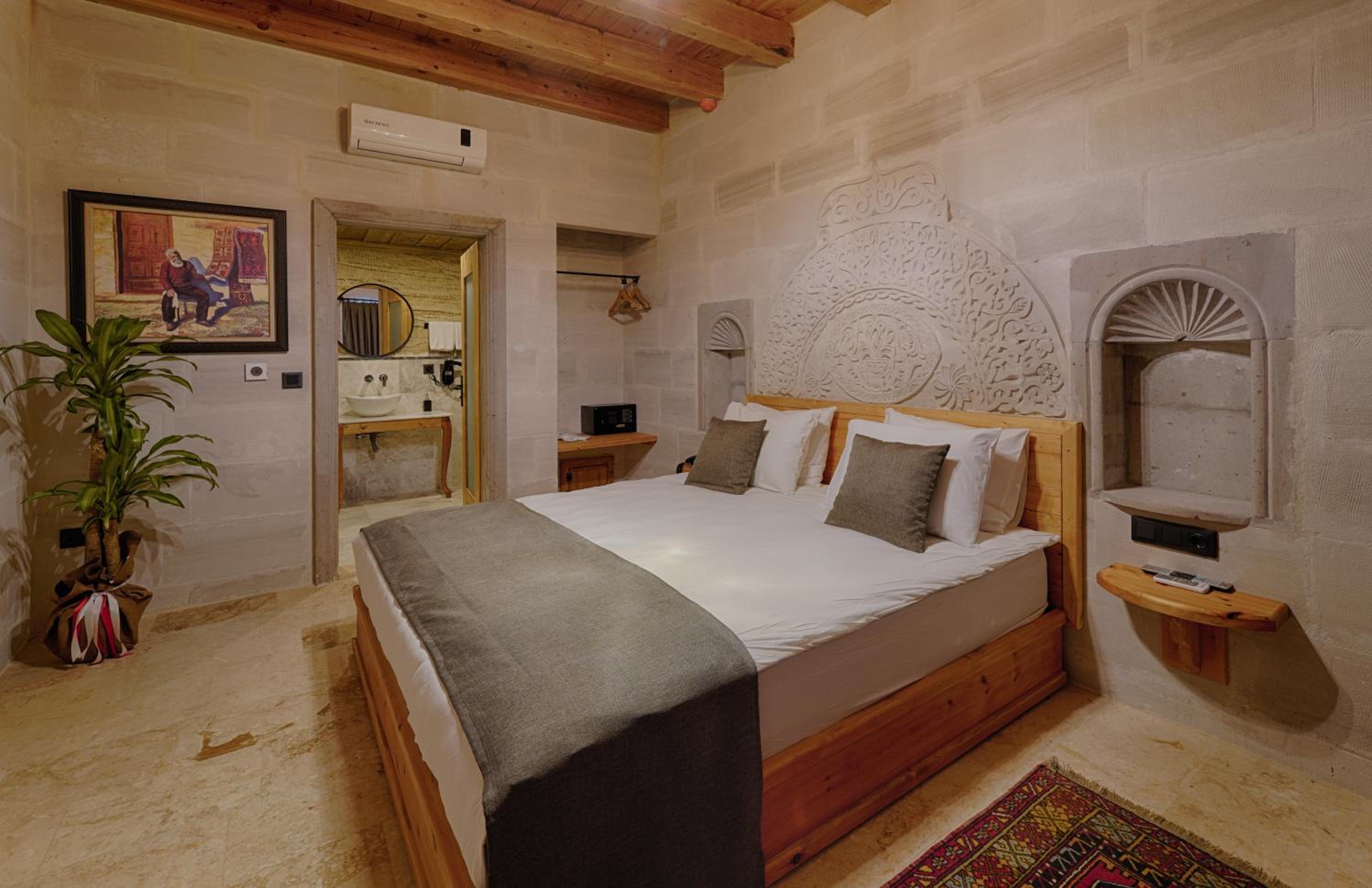 Deluxe Queen Room - Photo 1