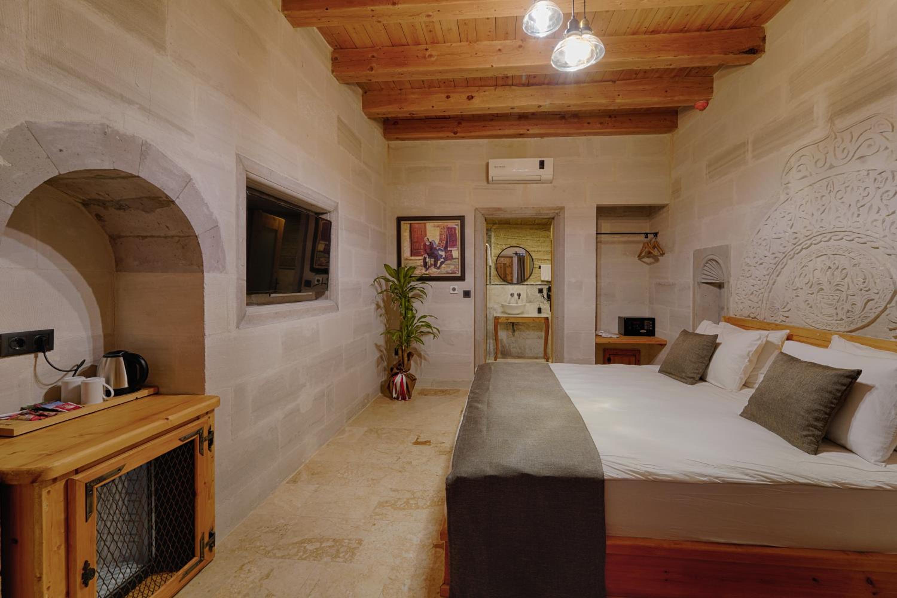 Deluxe Queen Room - Photo 11