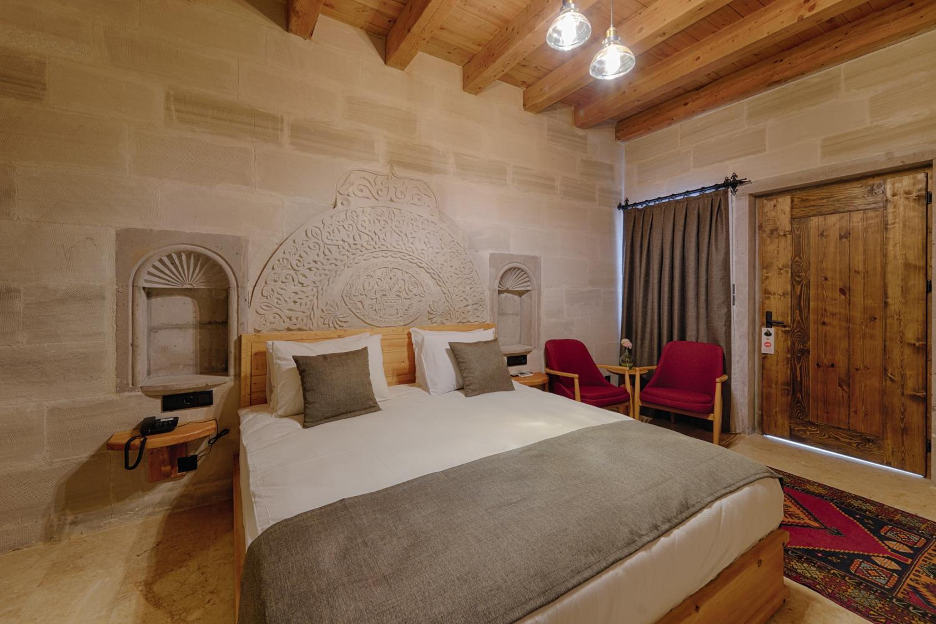 Deluxe Queen Room - Photo 12