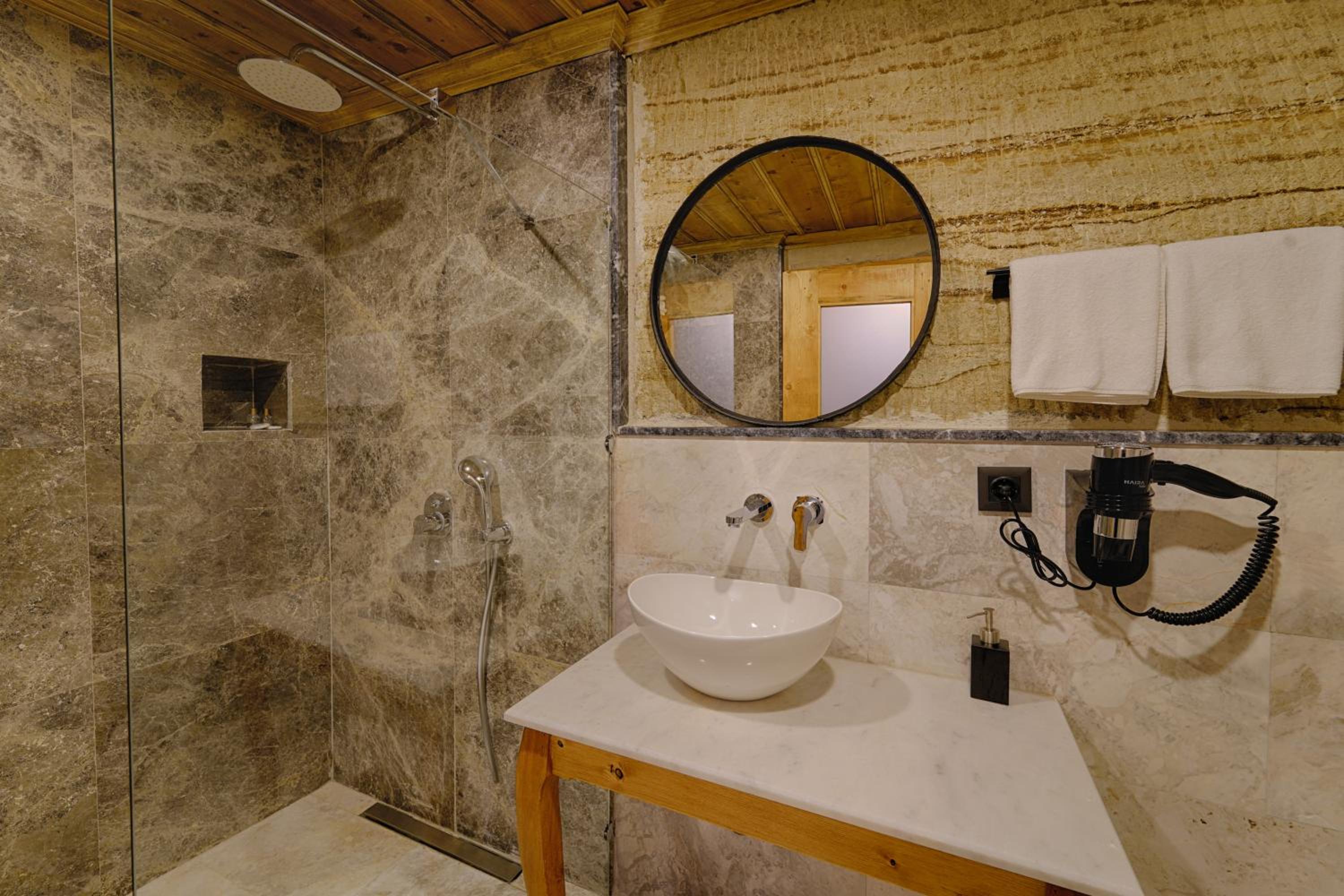 Deluxe Queen Room - Photo 3