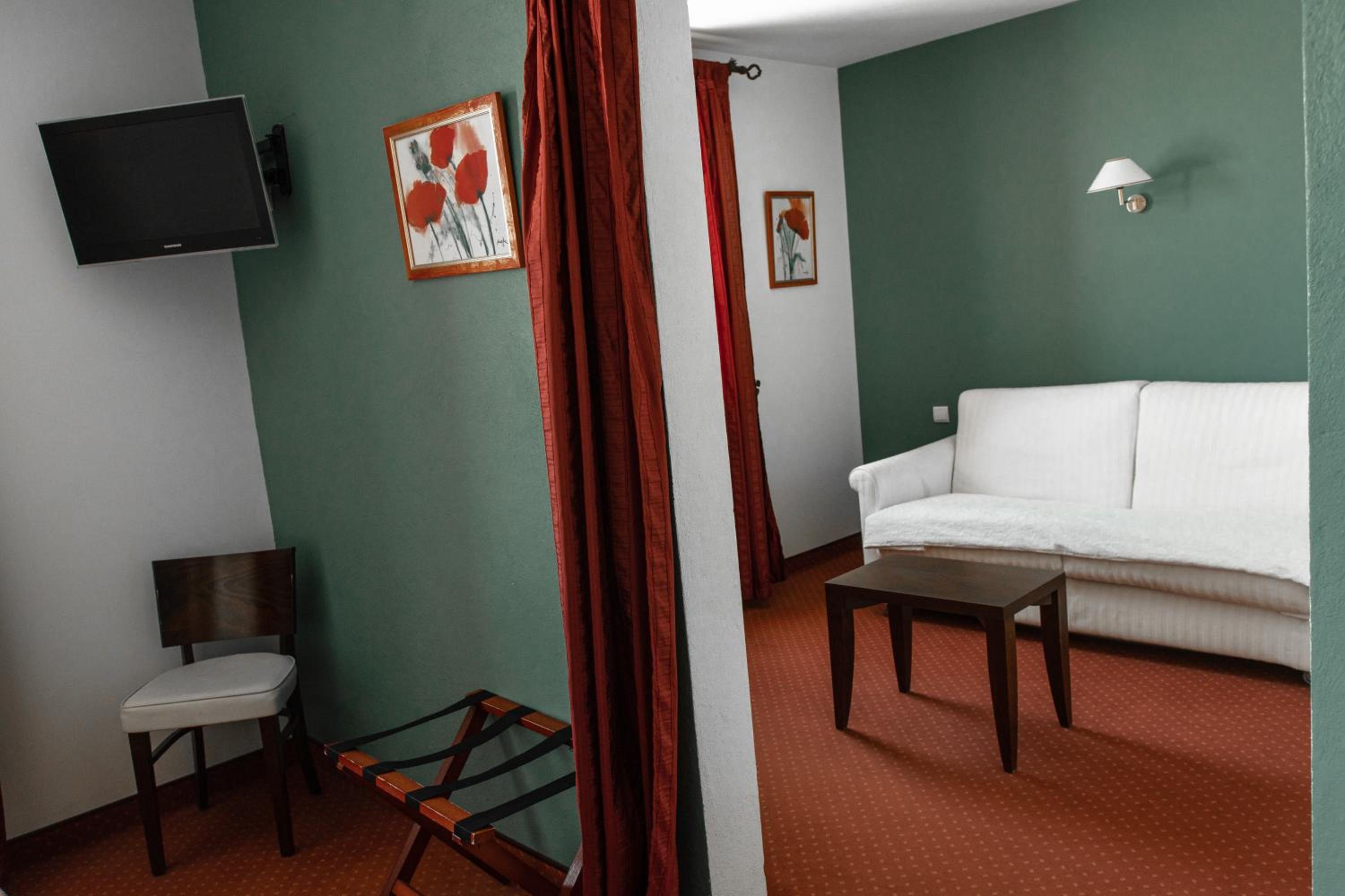 Quadruple Room (2 Adults + 2 Children) photo 2