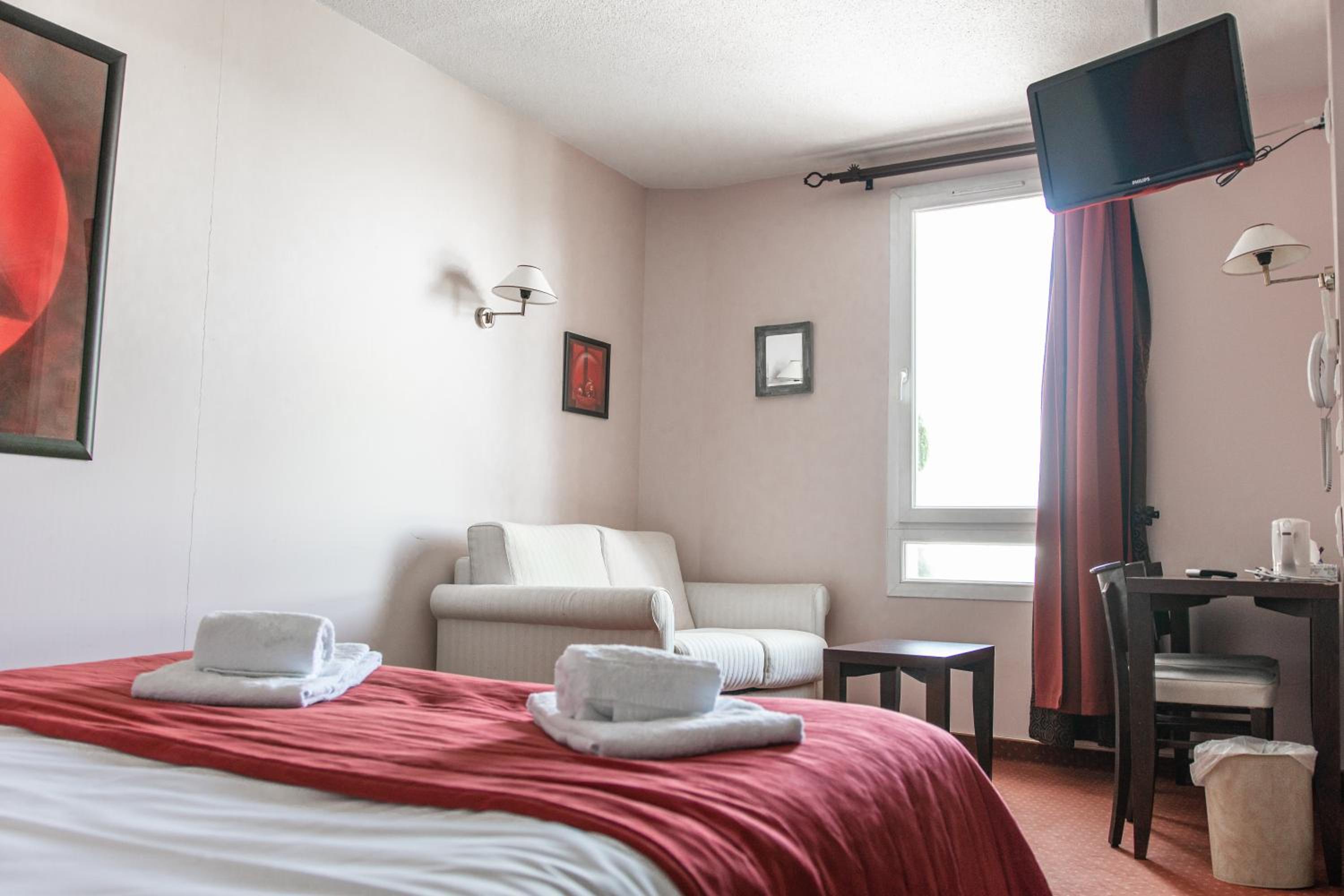 Triple Room (2 Adults + 1 Child) photo 2